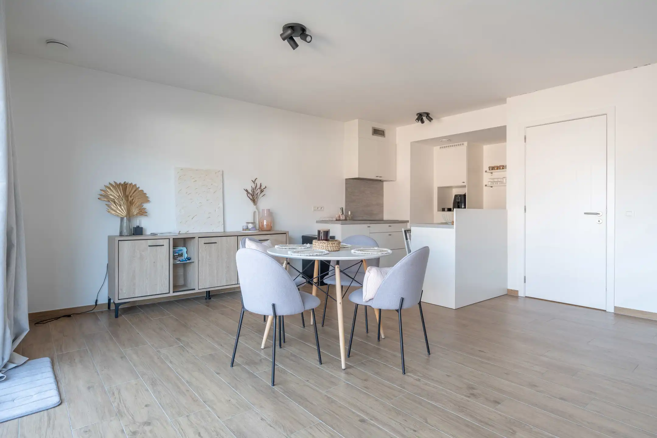 Modern 2-slaapkamer appartement met terras en staanplaats. foto 4