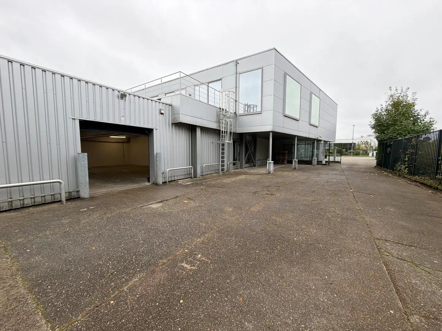 Magazijn met kantoren en buitenopslag te huur in Wilrijk foto 16