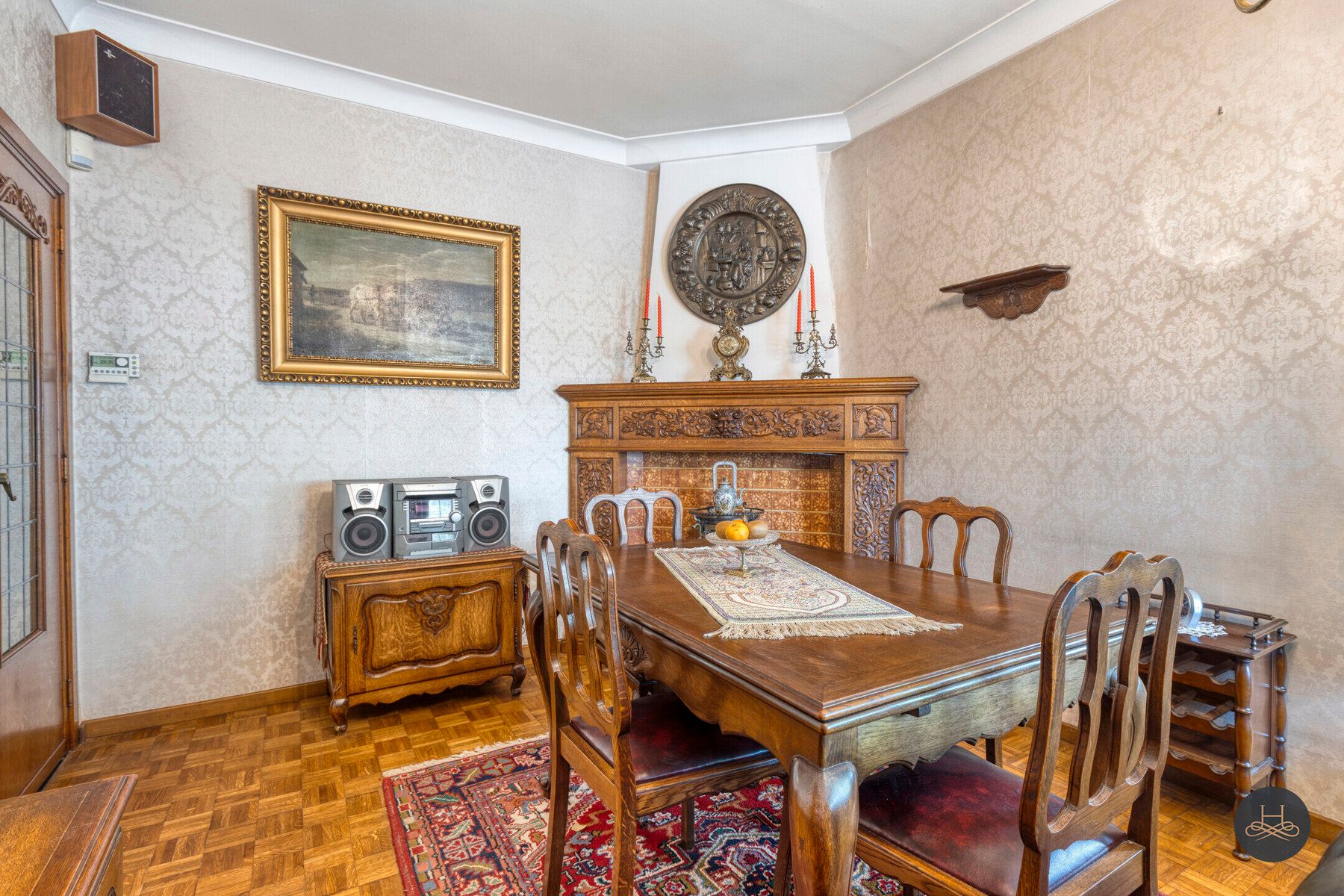 Karaktervolle, te renoveren woning, tuin en grote garage foto 8