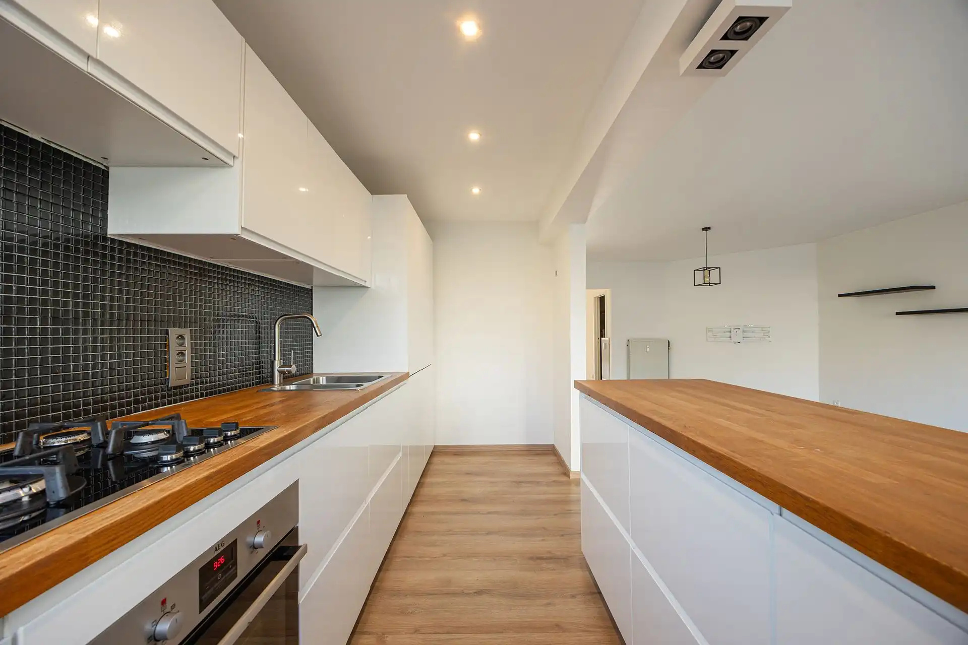 Instapklaar, lichtrijk appartement met terras en staanplaats foto 5