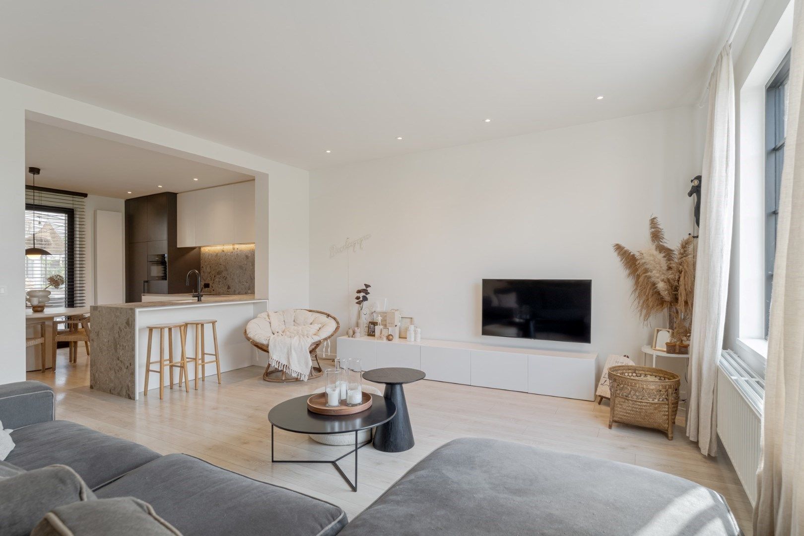 Knap en zeer grondig gerenoveerde halfvrijstaande woning met 4 slaapkamers en tuin in het mooie landelijke Jesseren foto 2