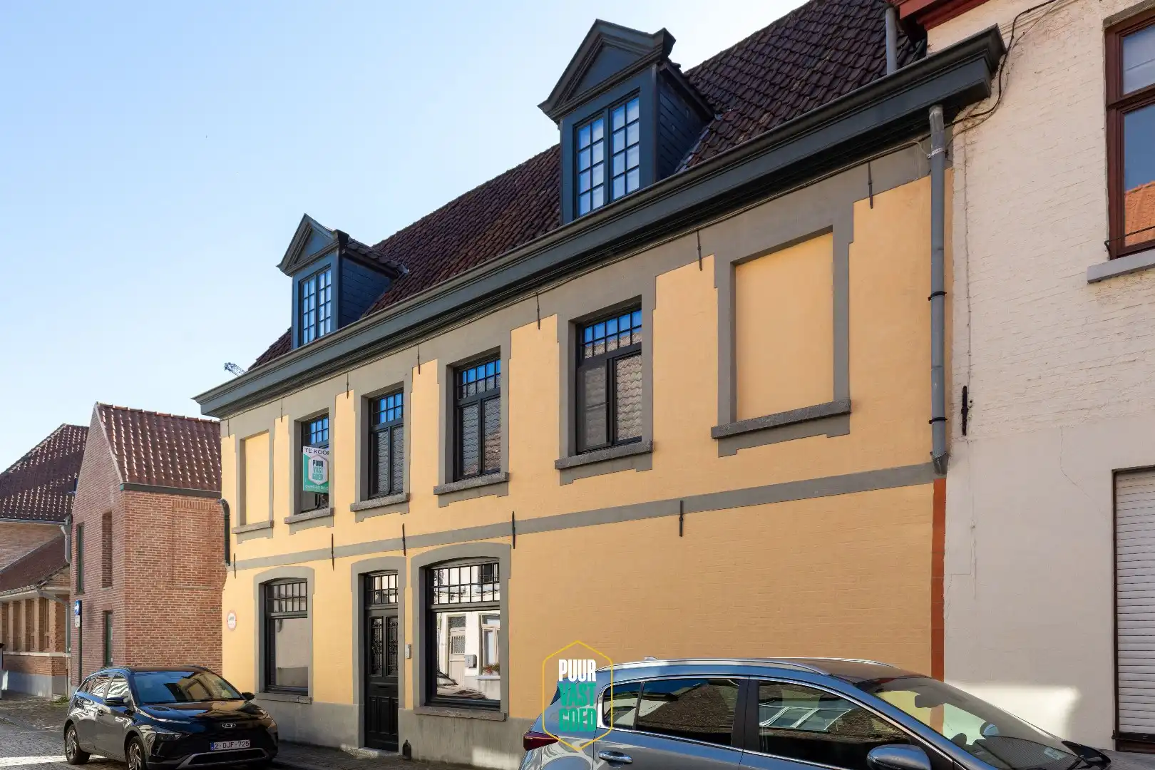 Prachtig gerestaureerde hoekwoning met grote garage bij 't Zand foto {{pictureIndex}}