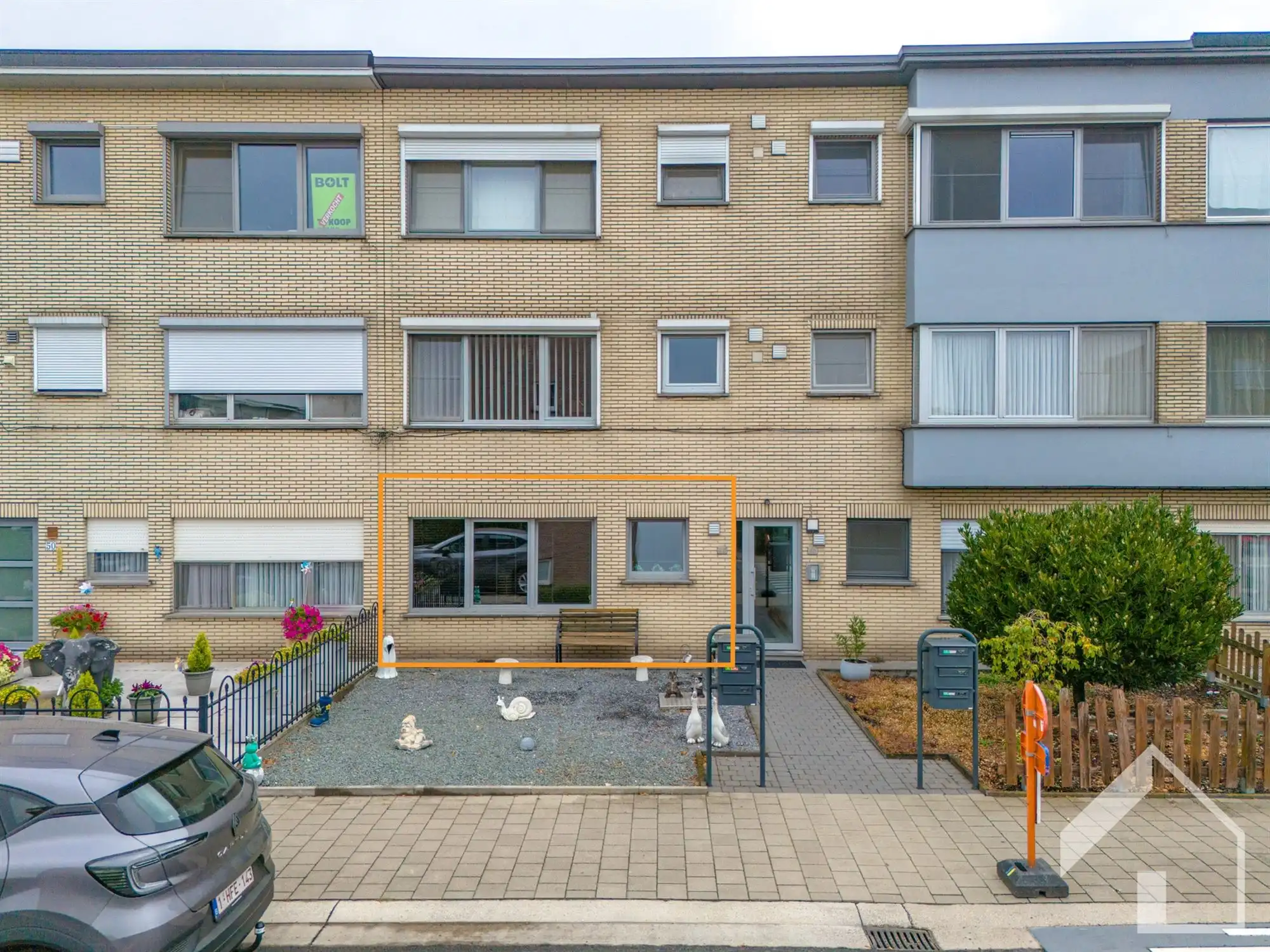 Totaal gerenoveerd gelijkvloersappartement met 2 slaapkamers en garagebox foto {{pictureIndex}}