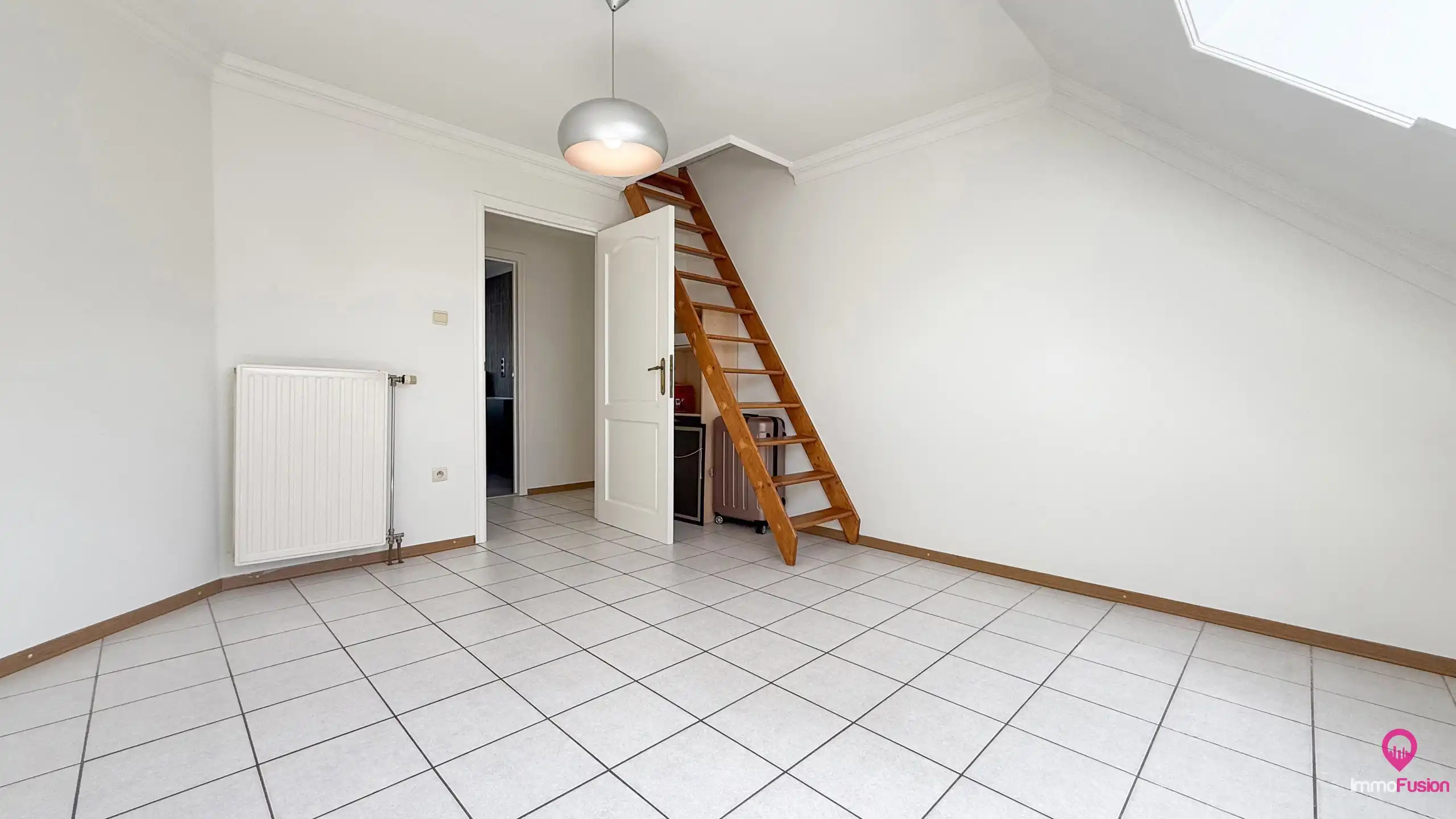 Ruime gezinswoning met 4 slpk, zonnepanelen en grote tuin! foto 32