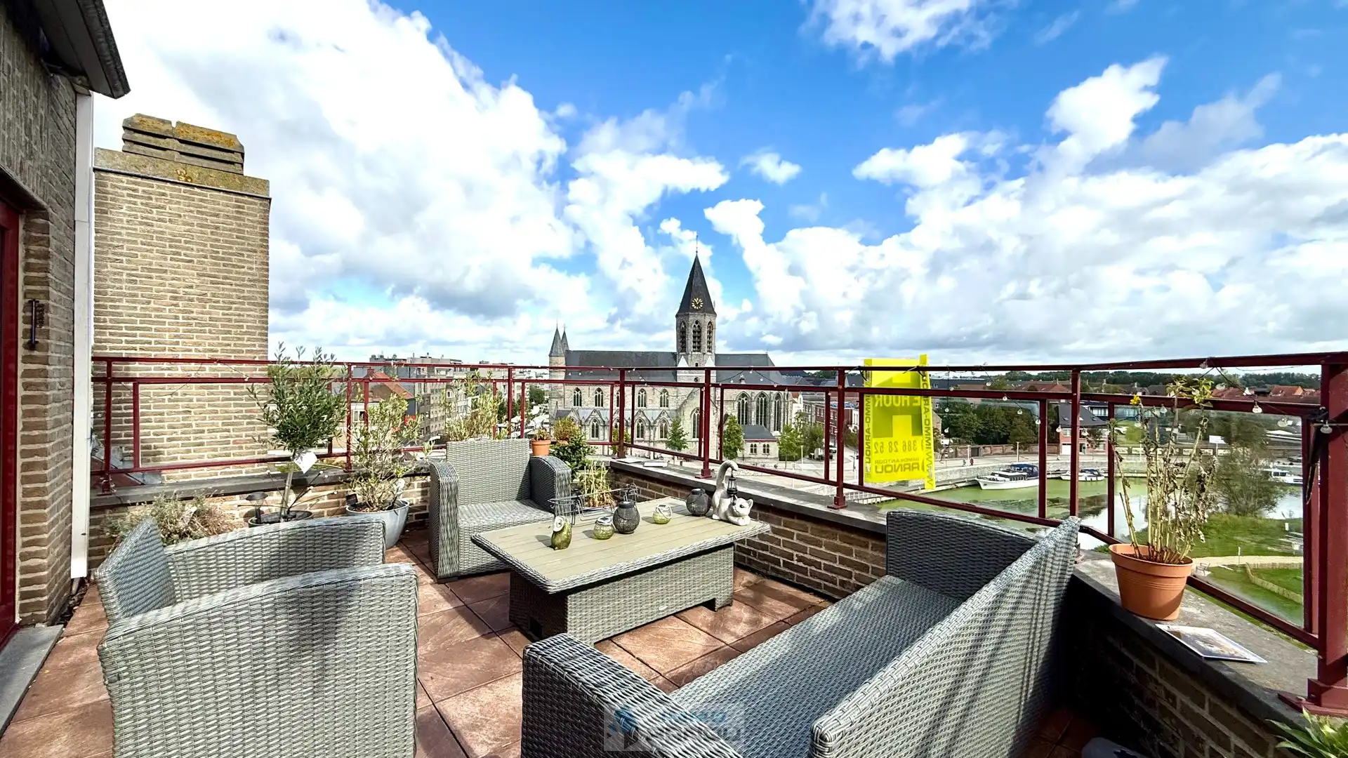 Dakappartement met twee slaapkamers en terras in het centrum foto 12