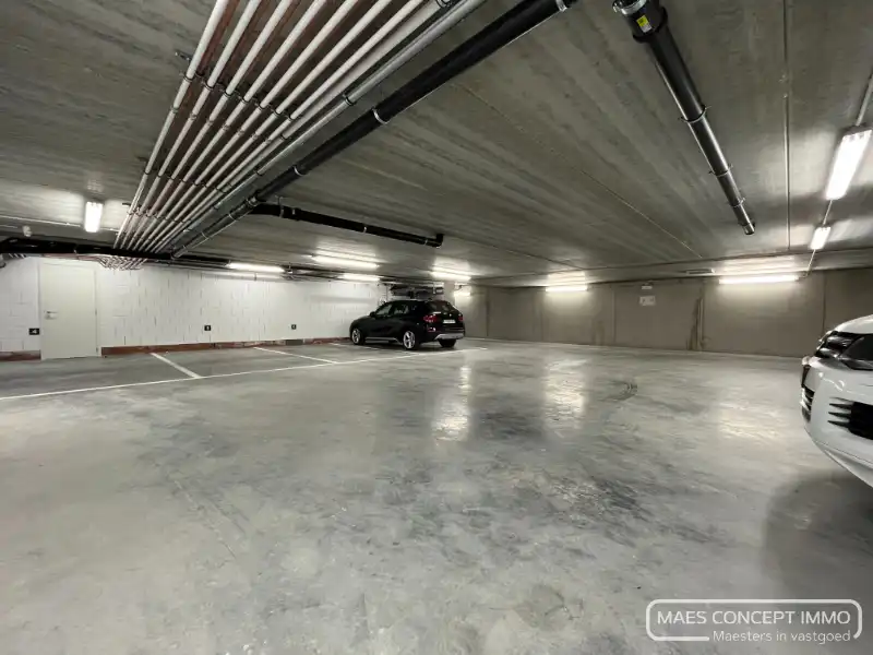 Afgesloten staanplaats te koop in centrum Anzegem (Kerkstraat) foto {{pictureIndex}}