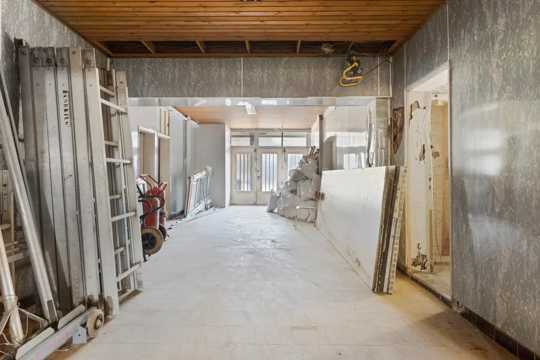 Ruim magazijn (433m² bruikbare oppervlakte) met oprit. foto 8