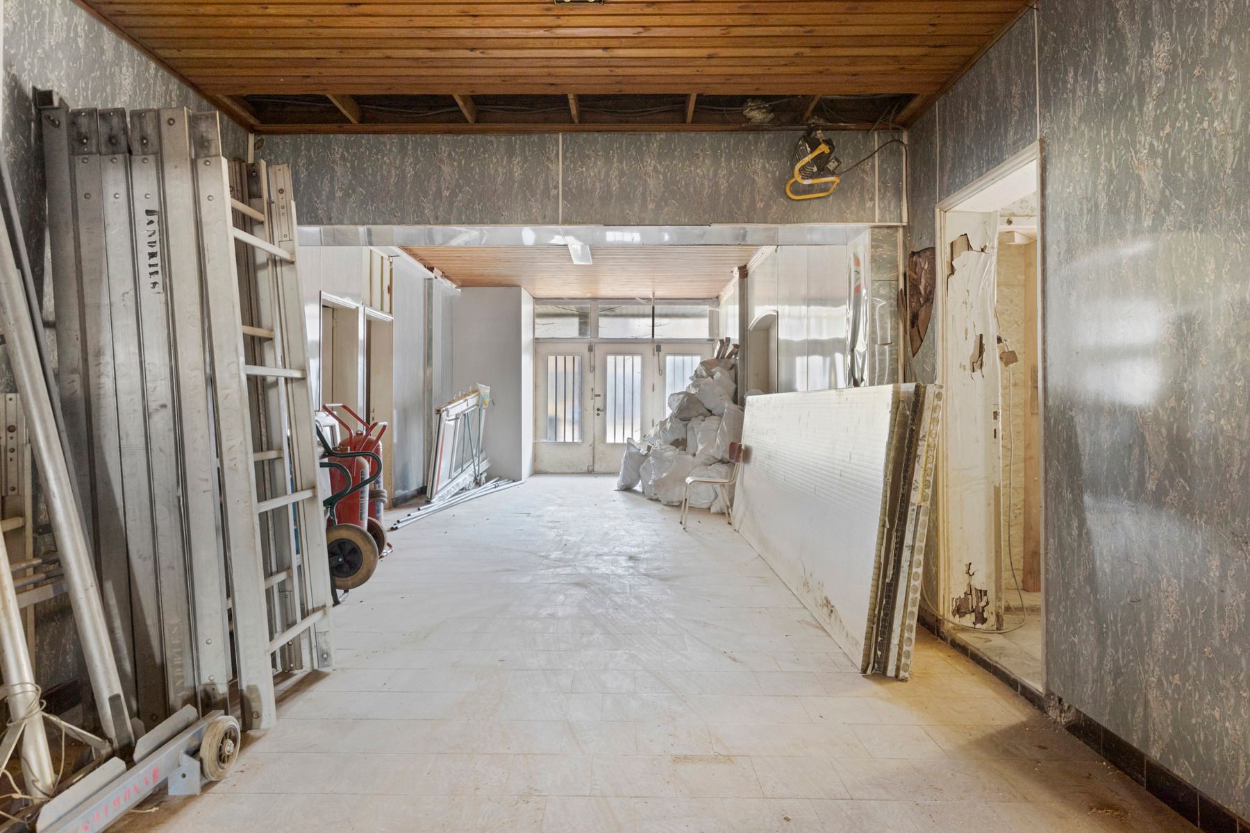 Ruim magazijn (433m² bruikbare oppervlakte) met oprit. foto 8