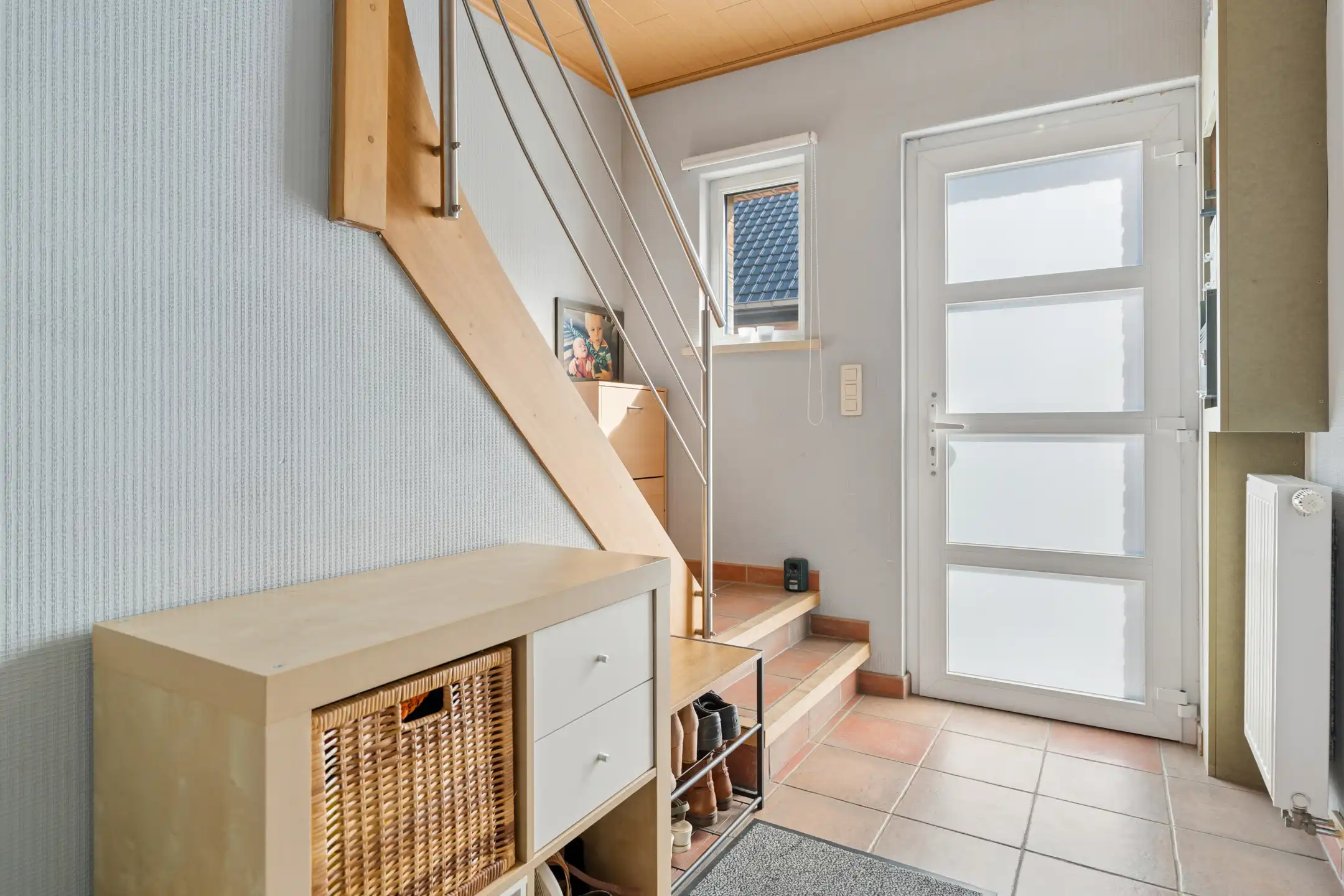 Ruime, deels gerenoveerde 3-gevelwoning met 3 slks en tuin foto 3