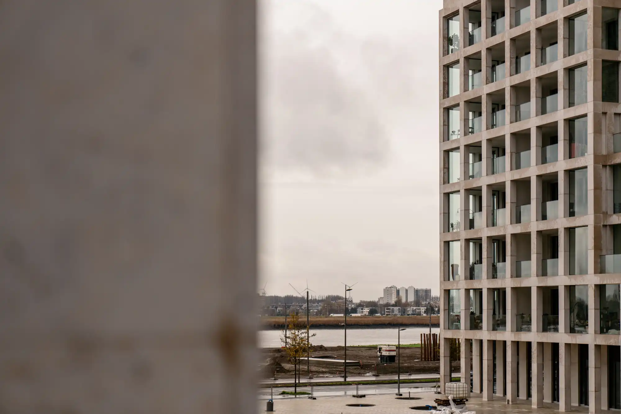 Max Dudler: uitgepuurde lijnen en Zwitserse precisie in een hoekappartement aan de Scheldekaaien. foto {{pictureIndex}}
