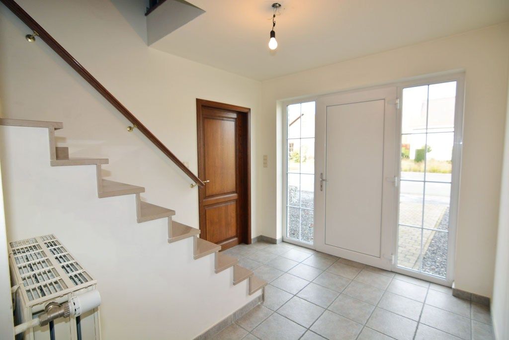 Vrijstaande woning met 4 slpks. en 2 bdks. op een perceel van 12a38ca. foto 2