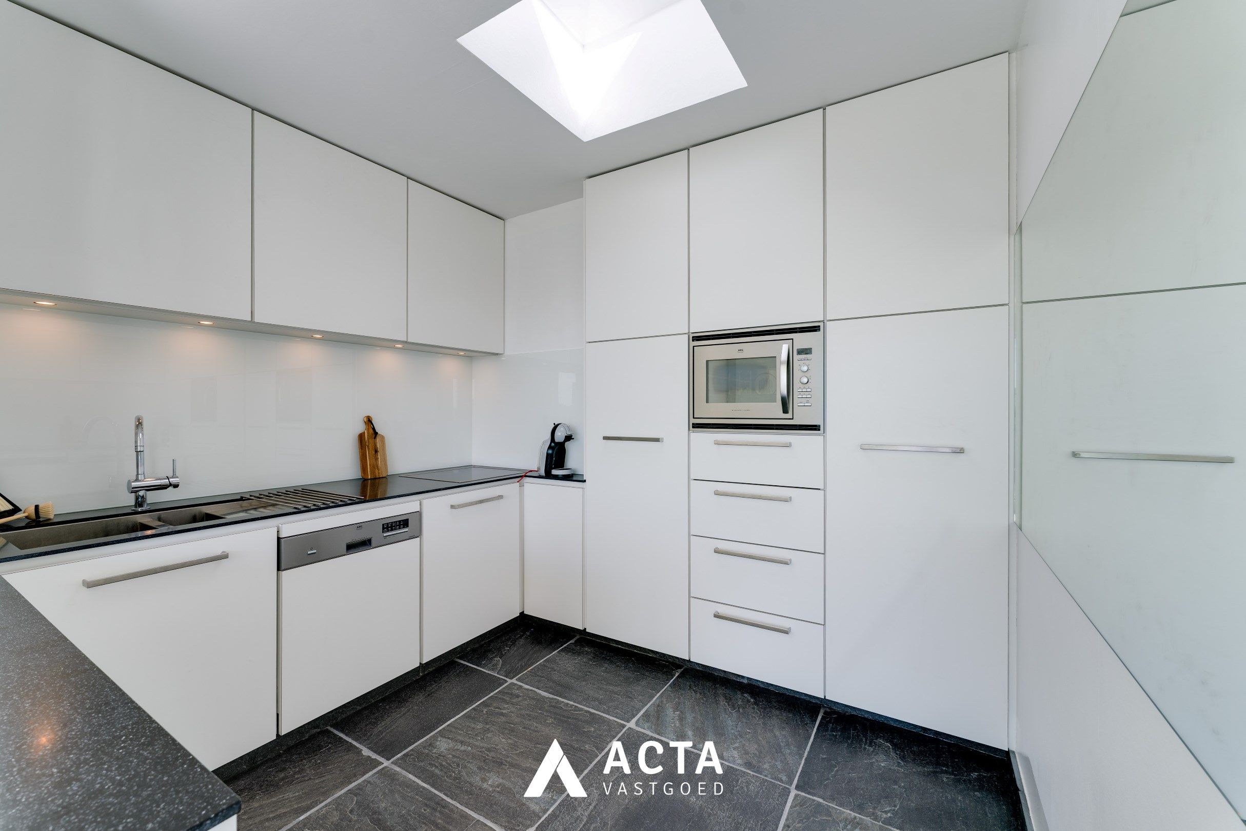 Gerenoveerde penthouse met drie slaapkamers aan het Leopoldpark foto 5