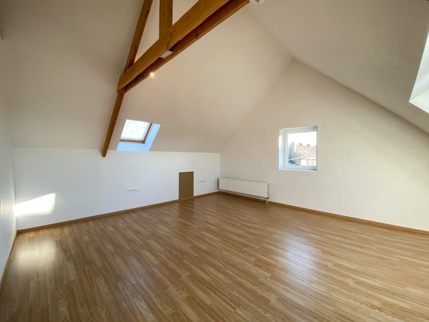 Woning met 4 slaapkamers, garage, loods en tuin. foto 14