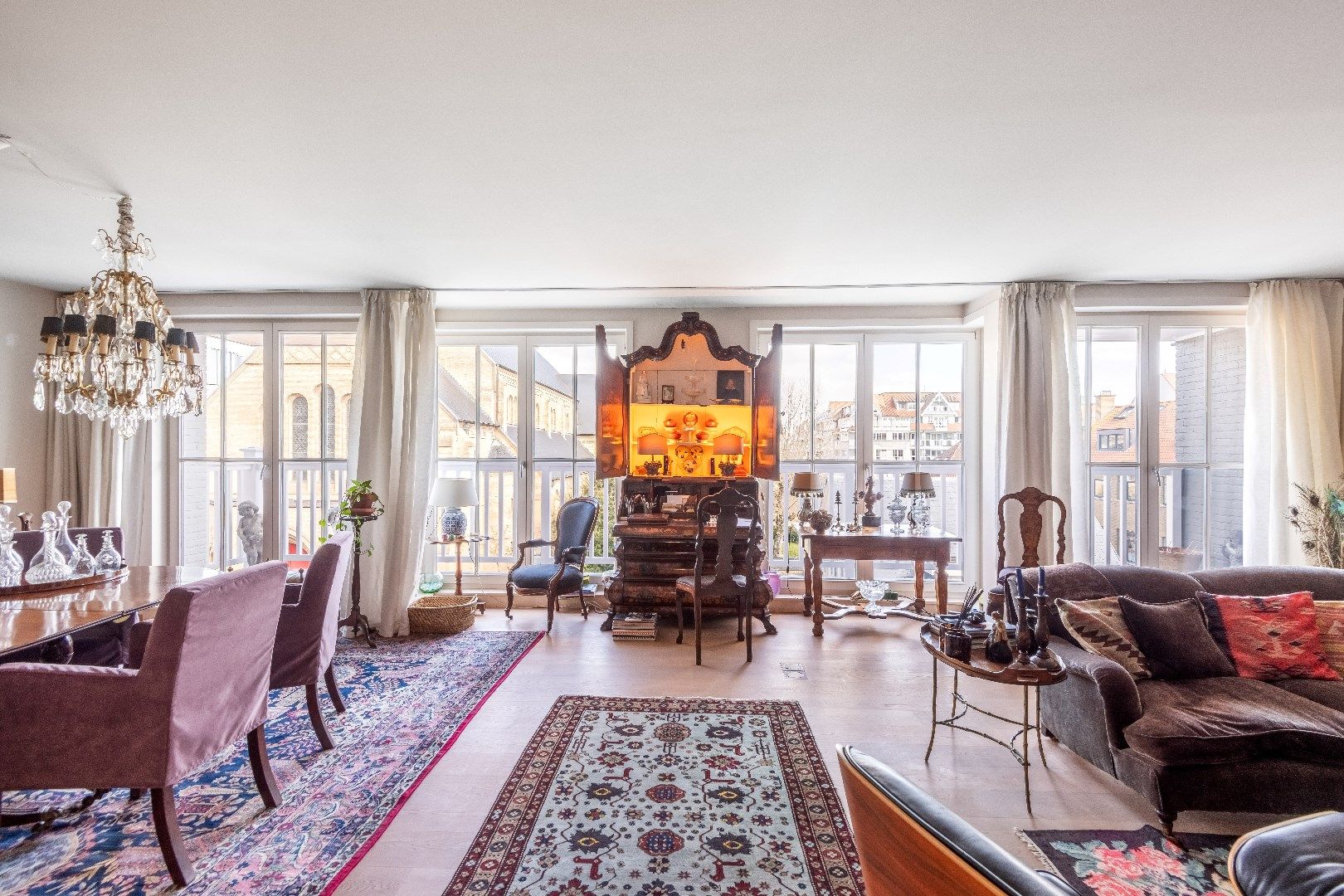 Ruim appartement (ca. 180m²) met een gevelbreedte van meer dan 13 meter, rustig gelegen, in het centrum tegenover de H. Hartkerk. foto 4