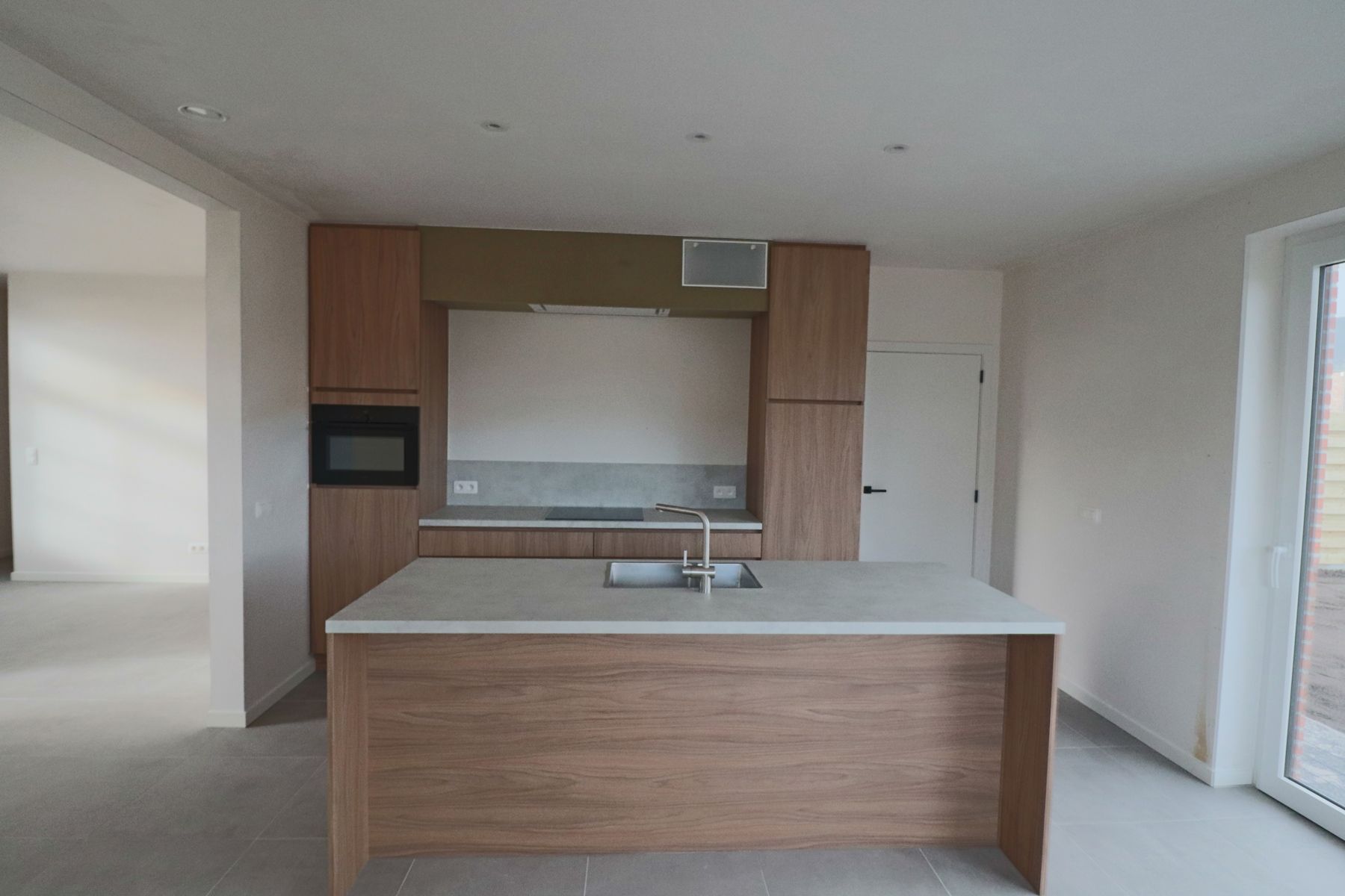 Ruime gezinswoning (ca 245 m²) met 3 slaapkamers op perceel van ca. 330 m². foto 4