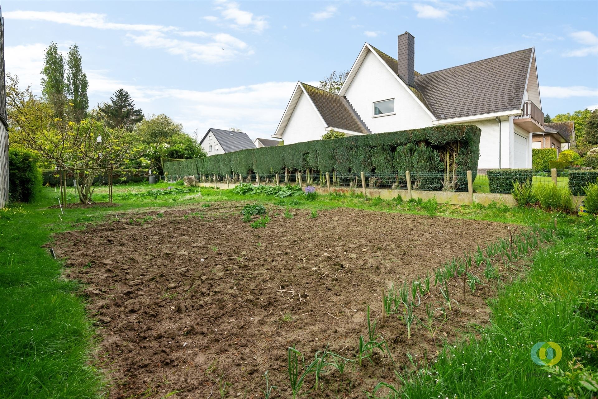 zuidgeoriënteerde bouwgrond in rustige straat foto 5