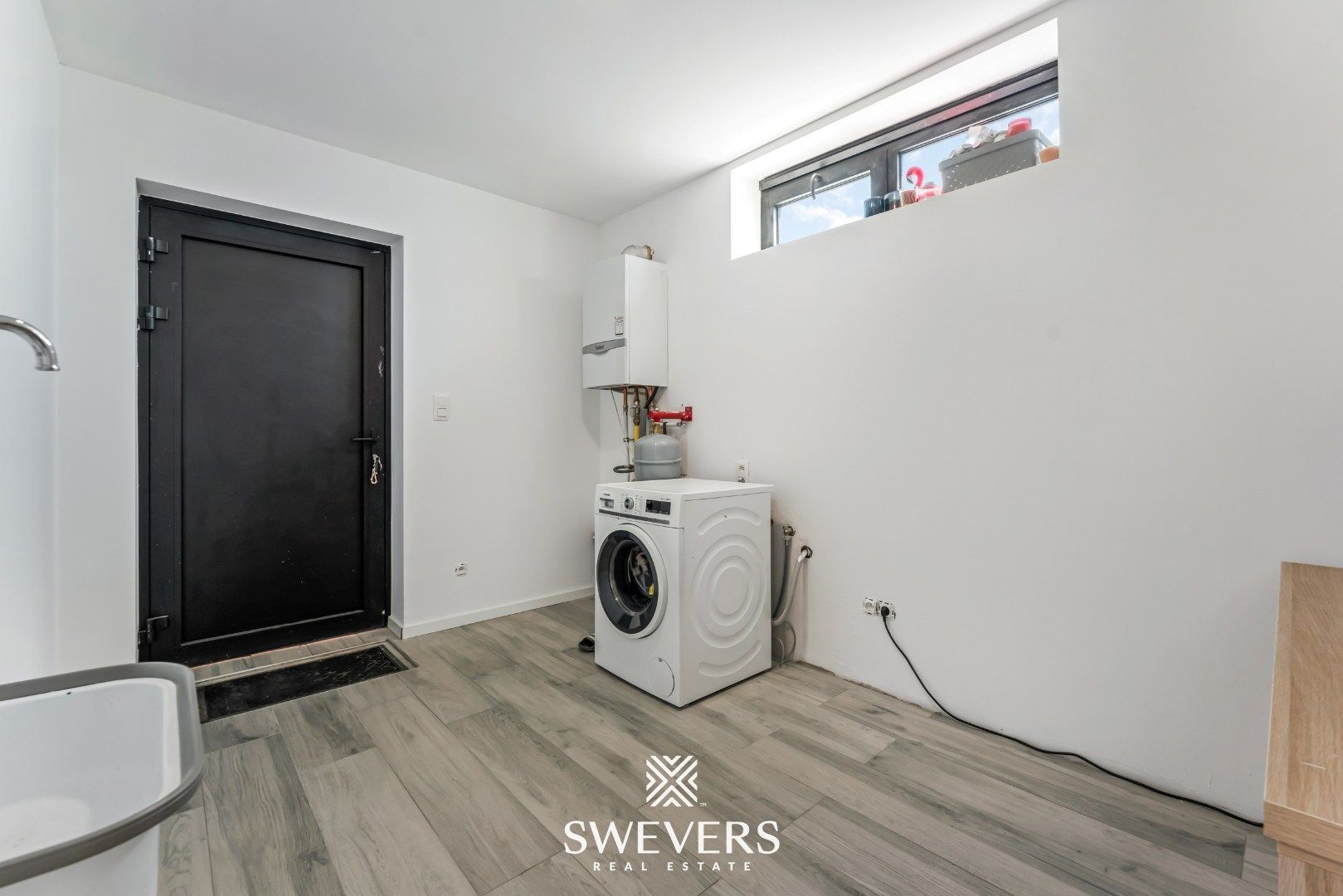 Instapklare, volledig gerenoveerde woning met zonnige tuin en grote garage foto 9