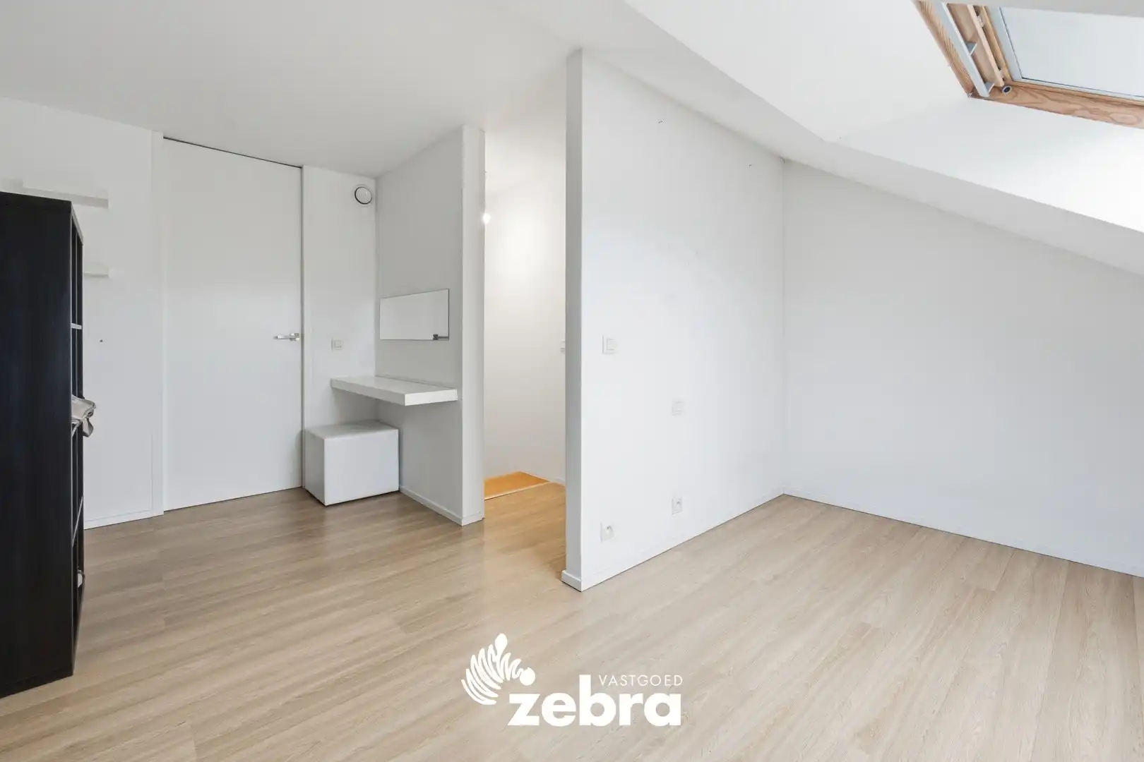 Instapklare woning met achterliggende garage en uitweg! foto 13