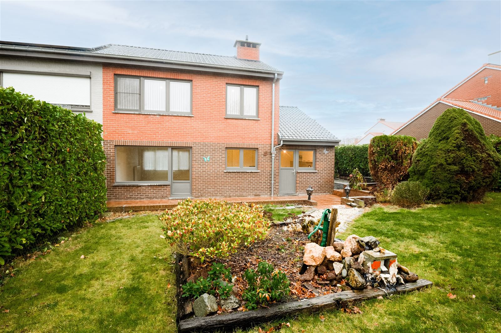 Gezellige gerenoveerde woning in een rustige wijk, met ruime tuin en garage foto 2