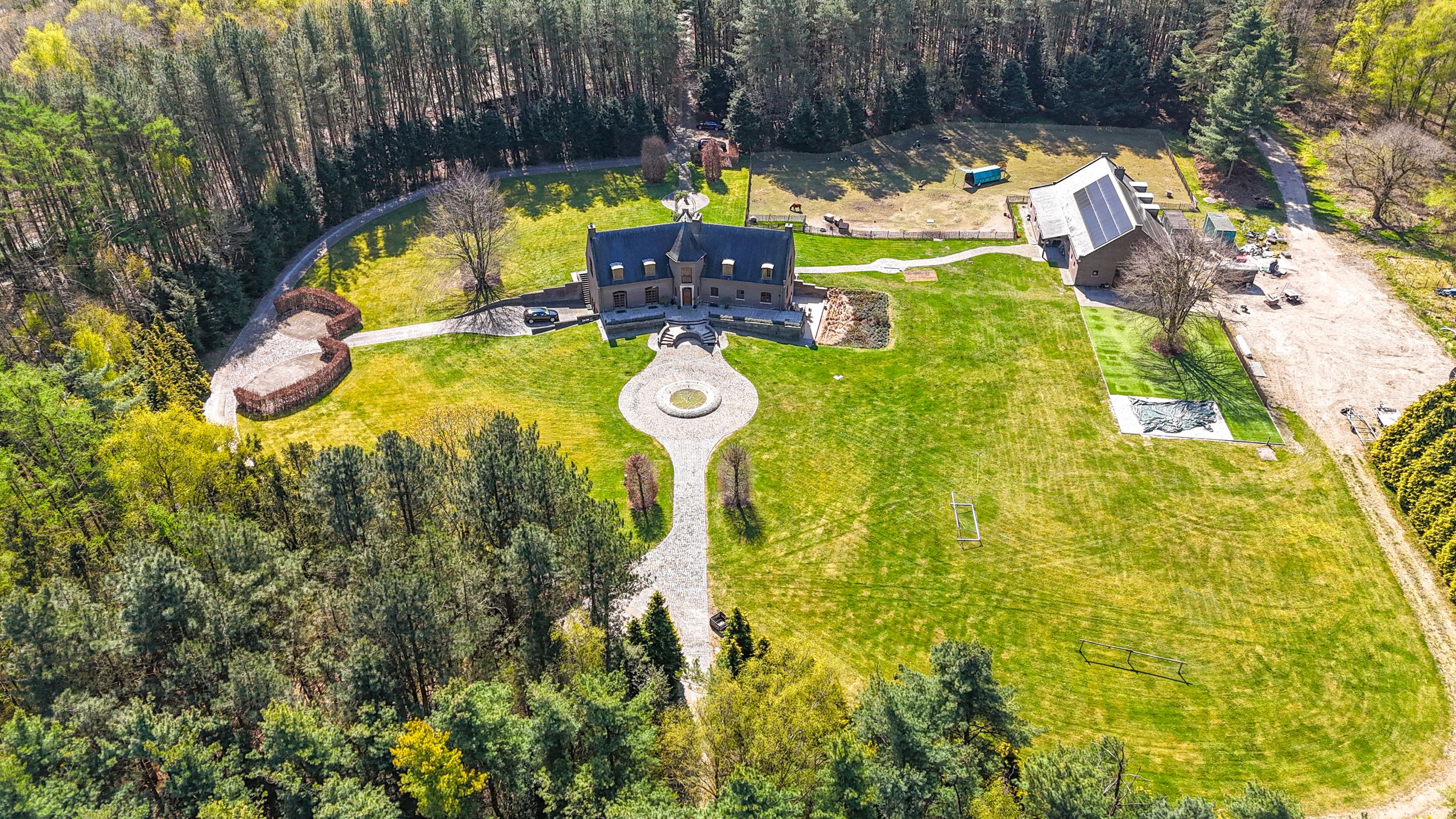 Unieke villa met bijgebouw, op ruim perceel van ca. 8.5 HA! foto 139