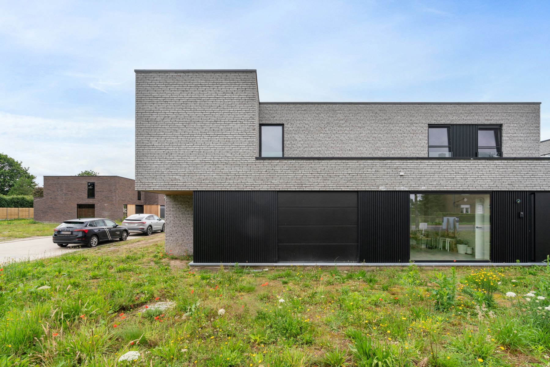 Moderne, halfopen woning foto {{pictureIndex}}