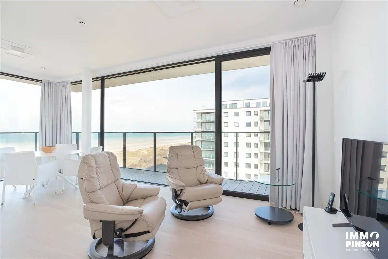 Lichtrijke assistentieflat met wijds zicht op zee, strand en duinen foto 6