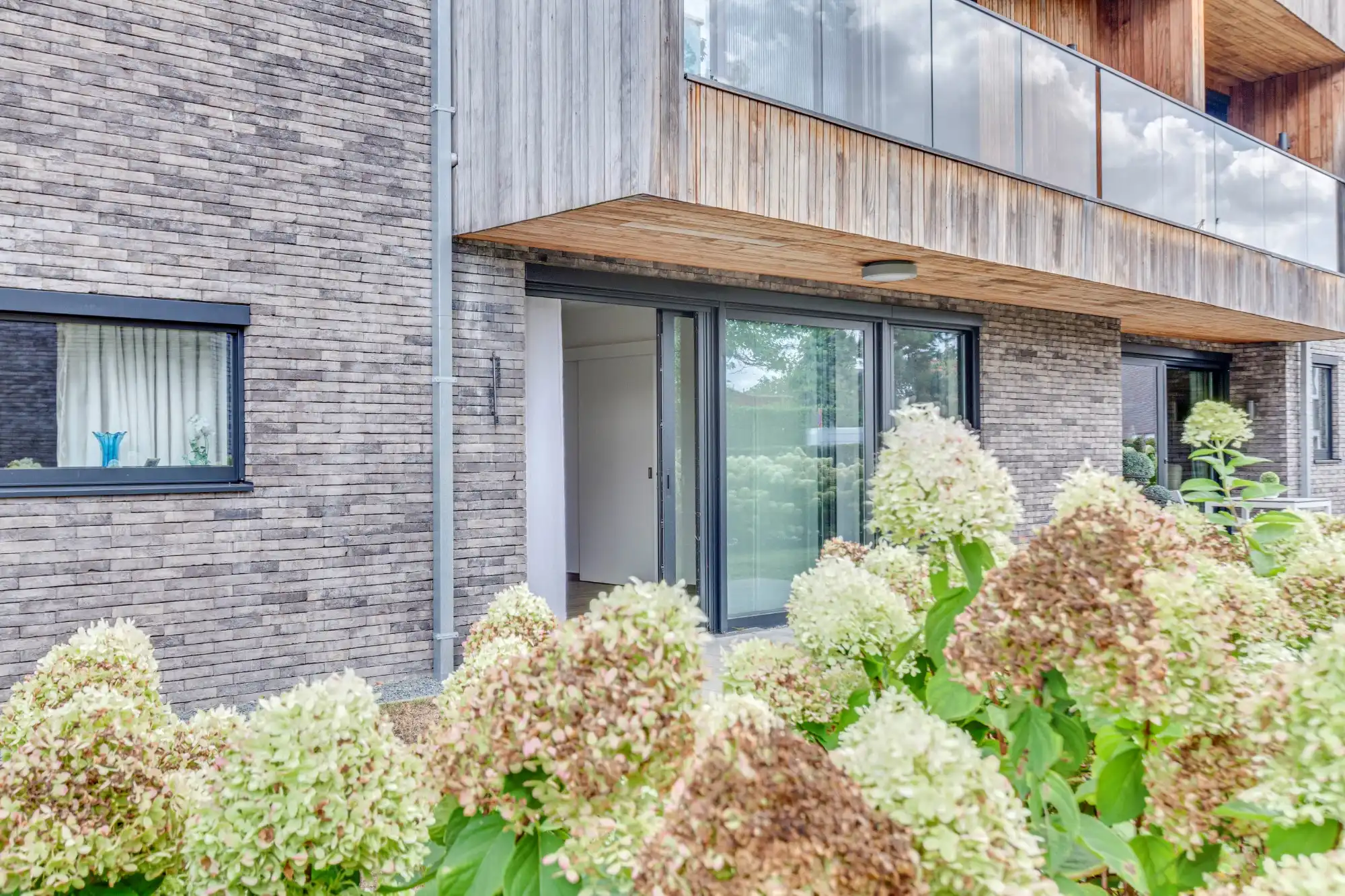 Erkende assistentiewoning met garagebox in een uiterst charmante omgeving foto 2