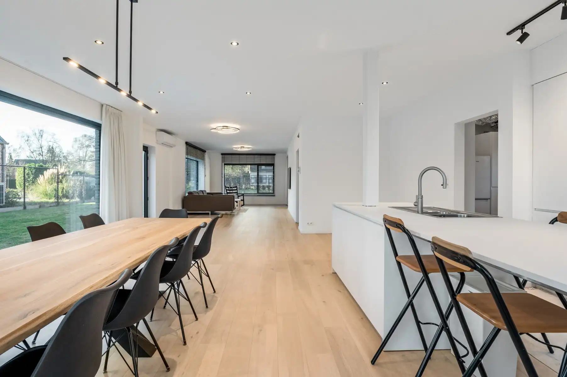 Recente villa met bijgebouw op toplocatie foto 7