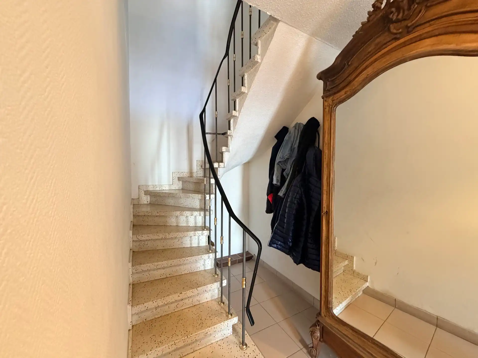 TE KOOP Instapklare bel-etagewoning met terras en ruime garage. foto 6