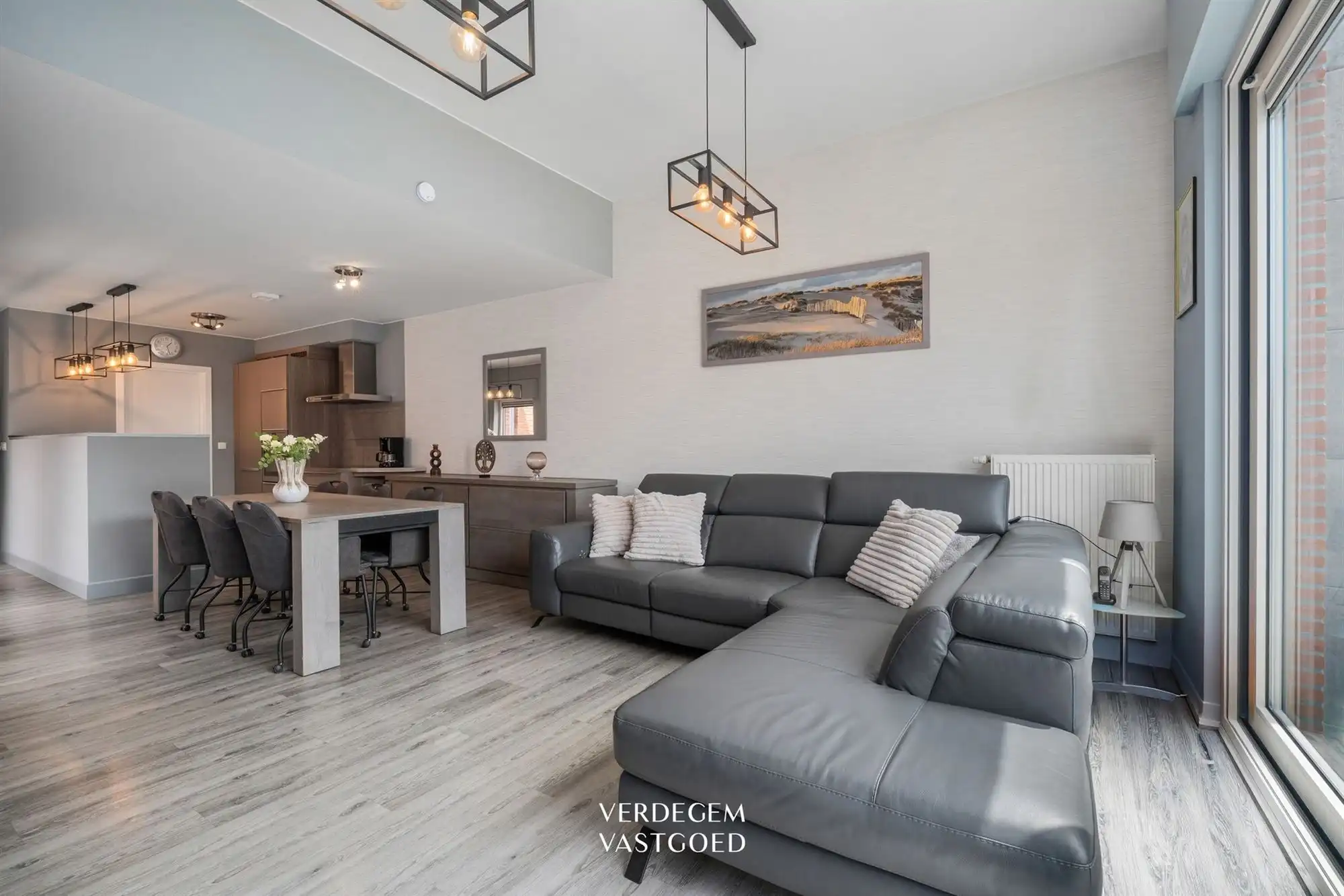 Instapklare gezinswoning met 3 slaapkamers, garage en zonnige tuin foto {{pictureIndex}}