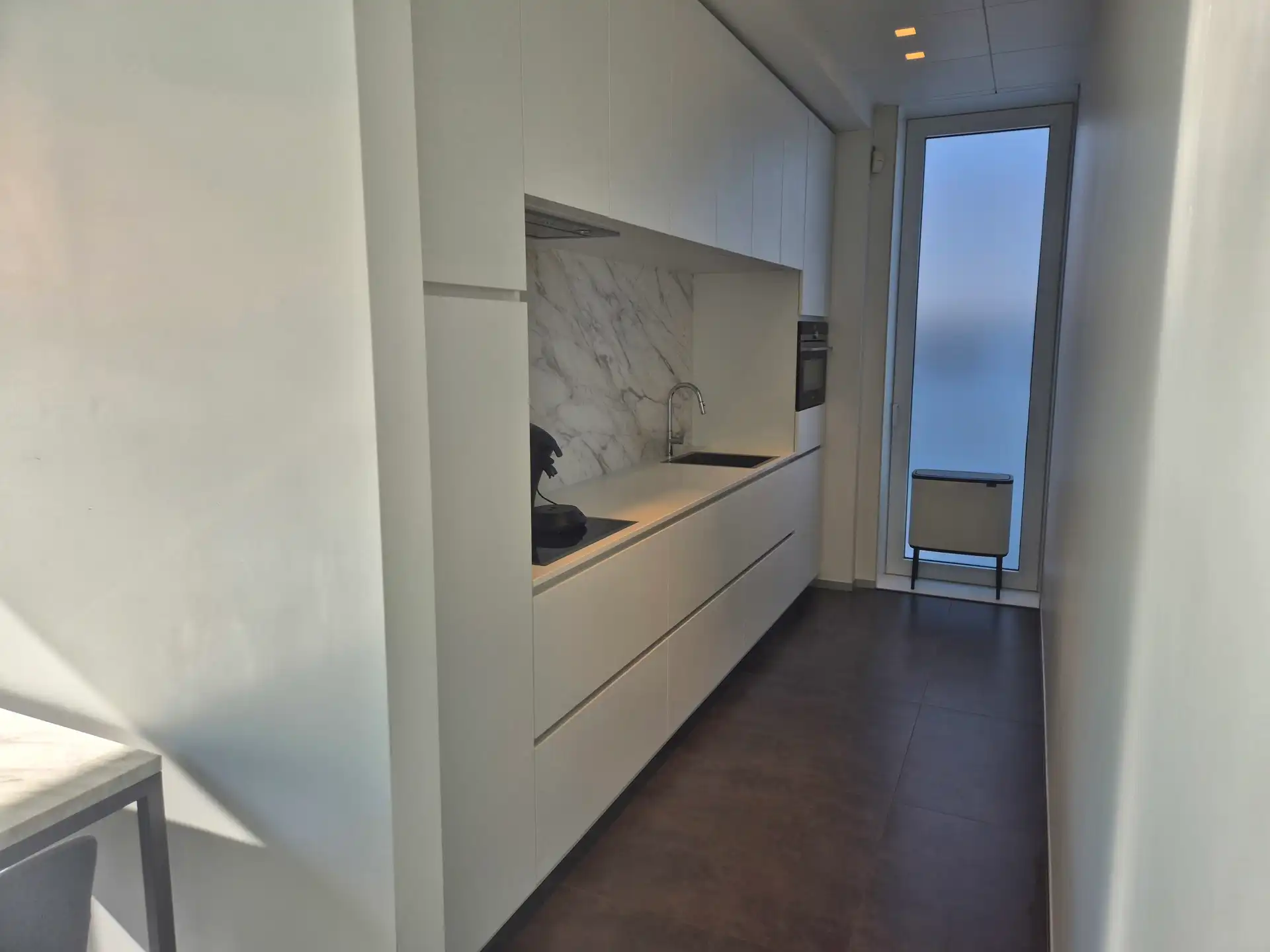 TE HUUR: BEDRIJFSGEBOUW MET REPRESENTATIEVE KANTOREN TE GENK foto 18