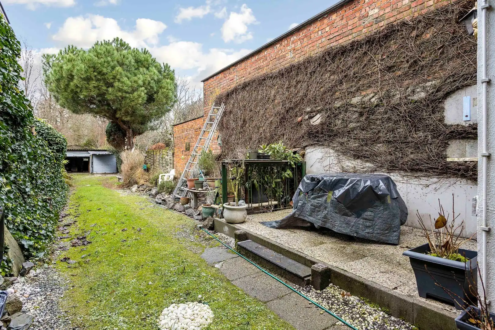 Appartementsblok met twee te renoveren appartementen, tuin en carports foto 20