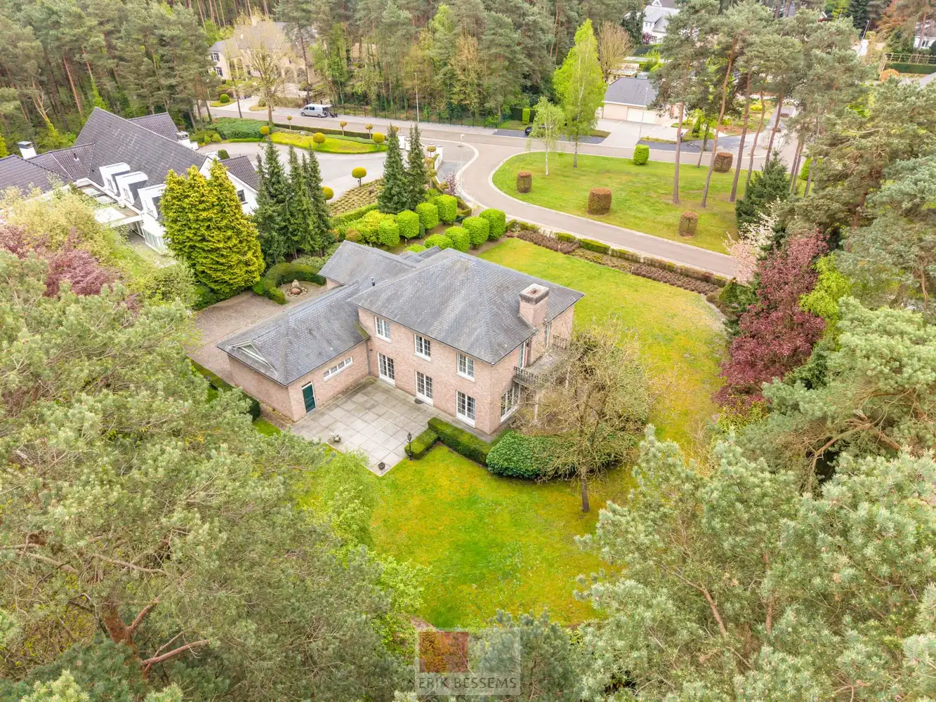 Exclusieve villa met natuurleien dak, gelegen op een unieke toplocatie in het prachtige Maasmechelen, gelegen op een perceel van 3295m². foto 30