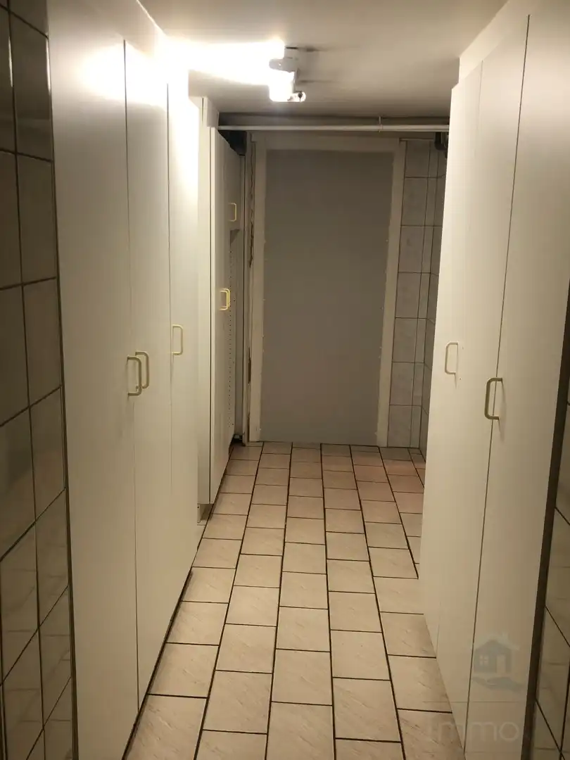 Gemeubelde kantoorruimte met vergaderruimte foto 11