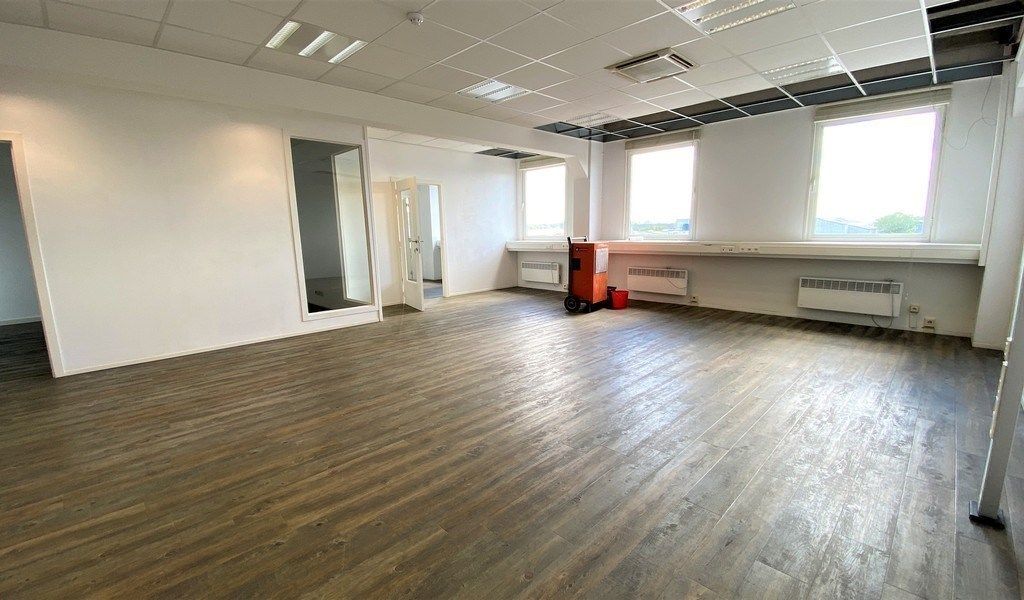 Vernieuwd kantoor te huur in Immogranit Building Drongen foto 9