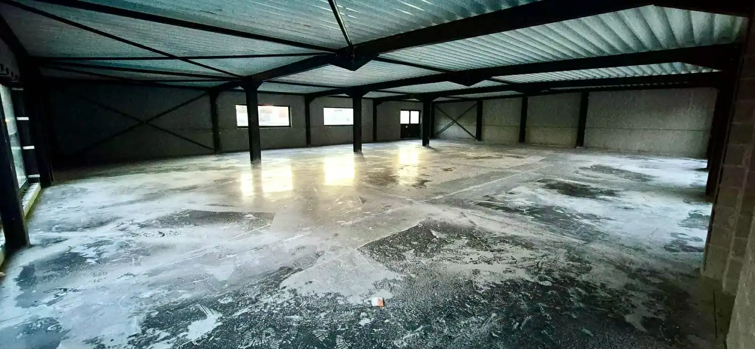 MULTIFUNCTIONEEL NIEUWBOUW COMMERCIEEL GEBOUW MET RUIME PARKING foto 4