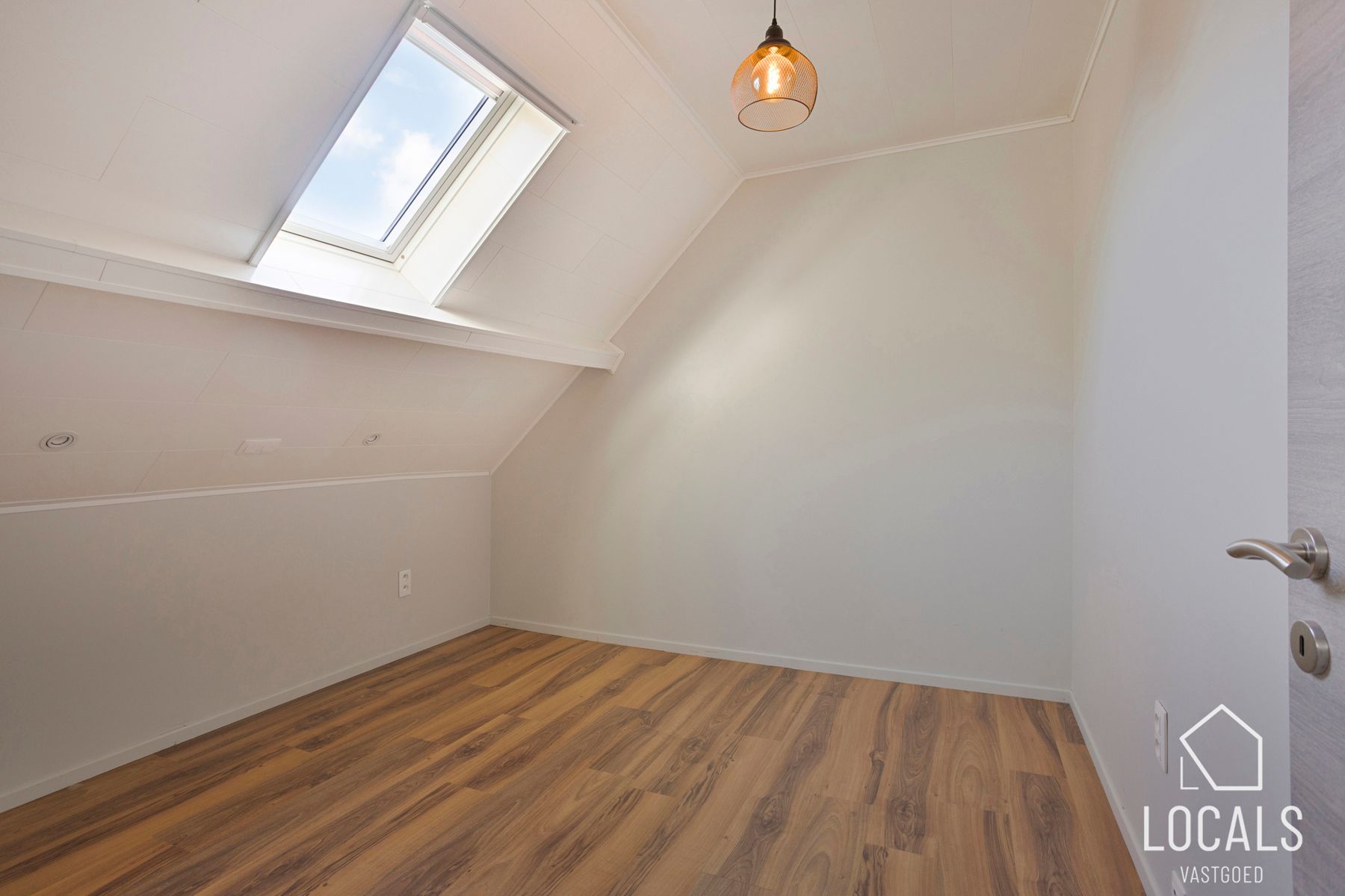 Volledig gerenoveerde halfopen bebouwing in Denderhoutem foto 12