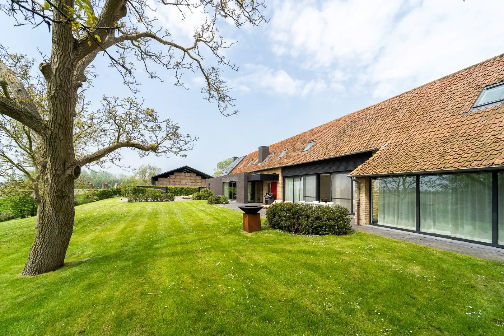 Prachtig gerenoveerde hoeve met panoramisch zicht over de polders foto 10