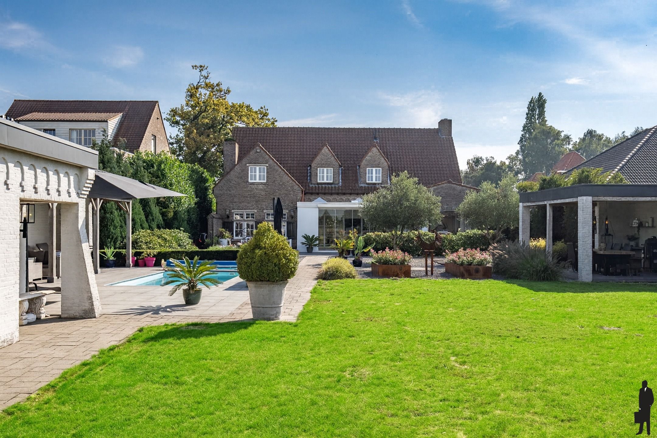 Luxe villa met zwembad op een perceel van c. 1.550m² te Poppel foto {{pictureIndex}}