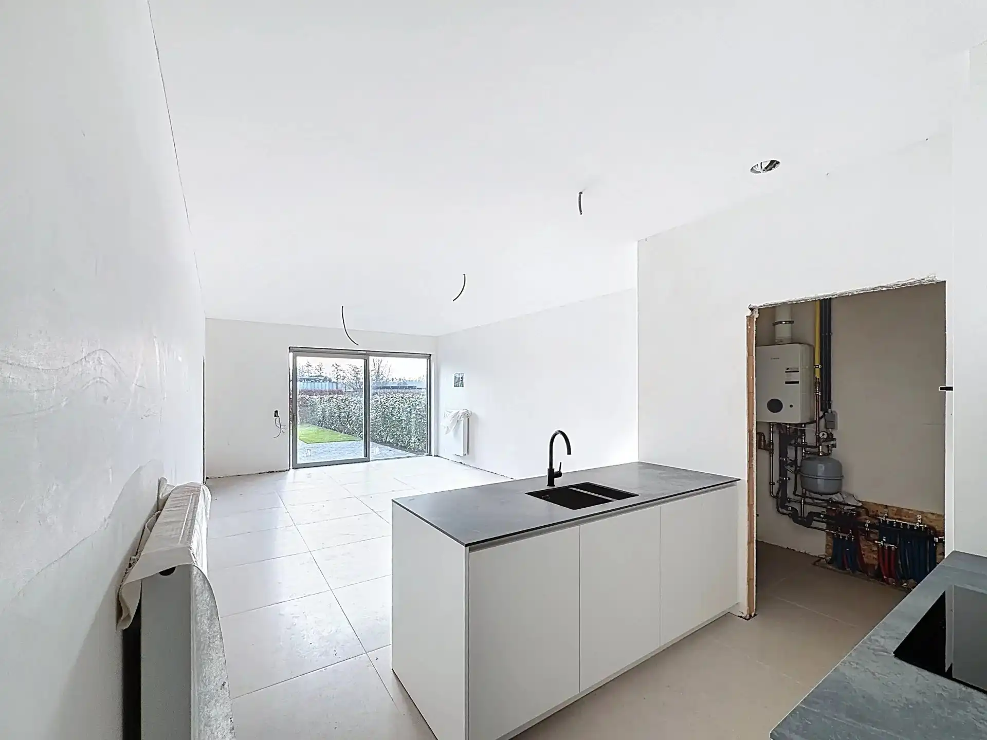 Luxueus en modern afgewerkt gelijkvloers appartement met tuin, 1 slaapkamer en 2 staanplaatsen. foto 5