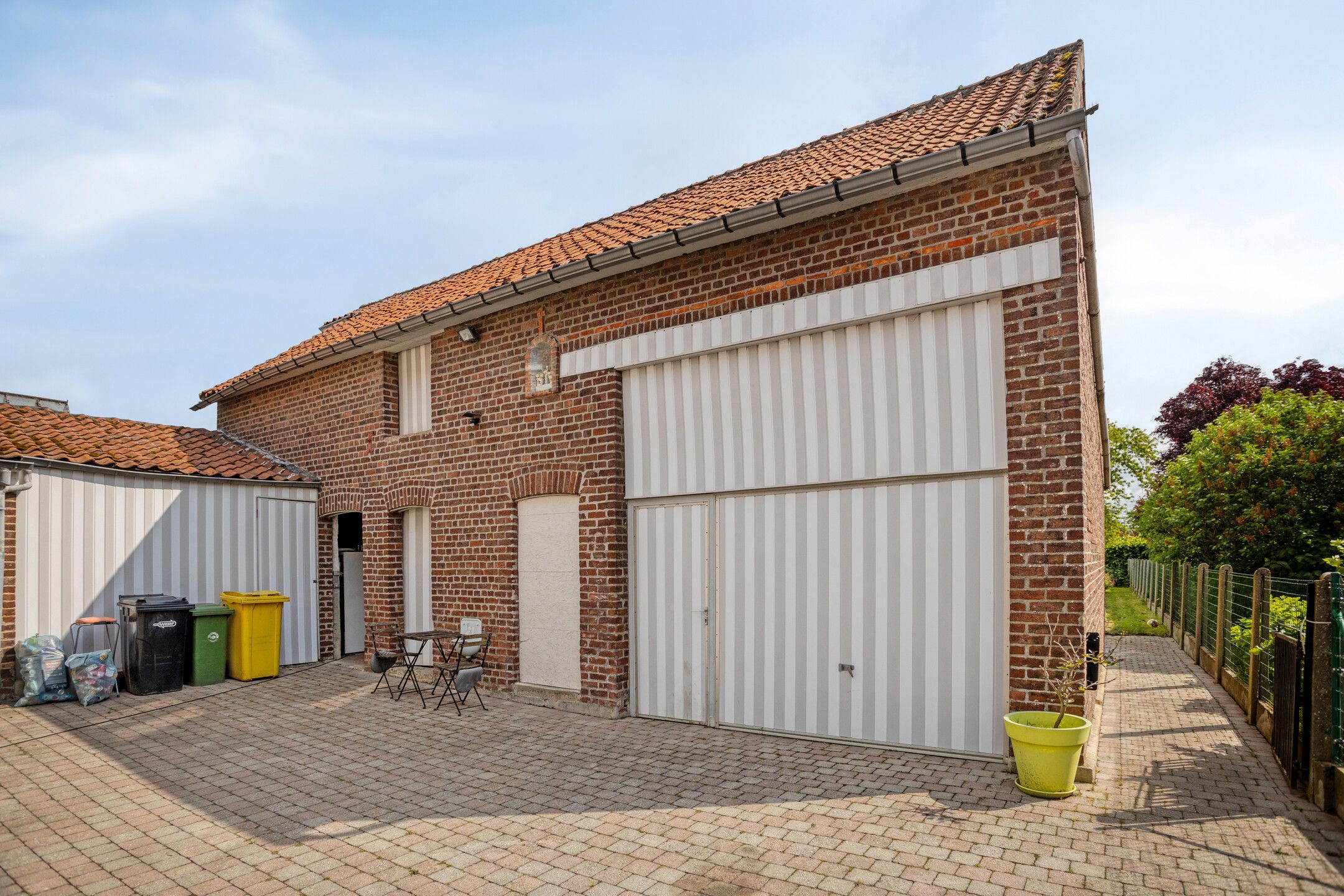 Ruime, deels gerenoveerde woning met veel potentieel foto 16