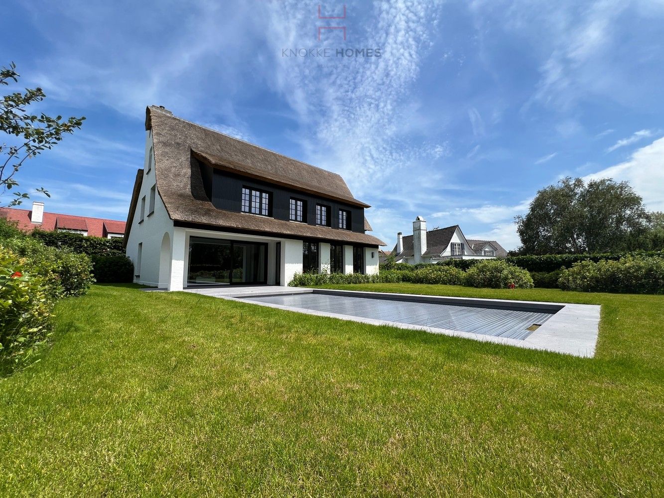 Grote gerenoveerde villa in residentiële villa-wijk nabij het Koningsbos aan de rand van het Zoute. foto {{pictureIndex}}