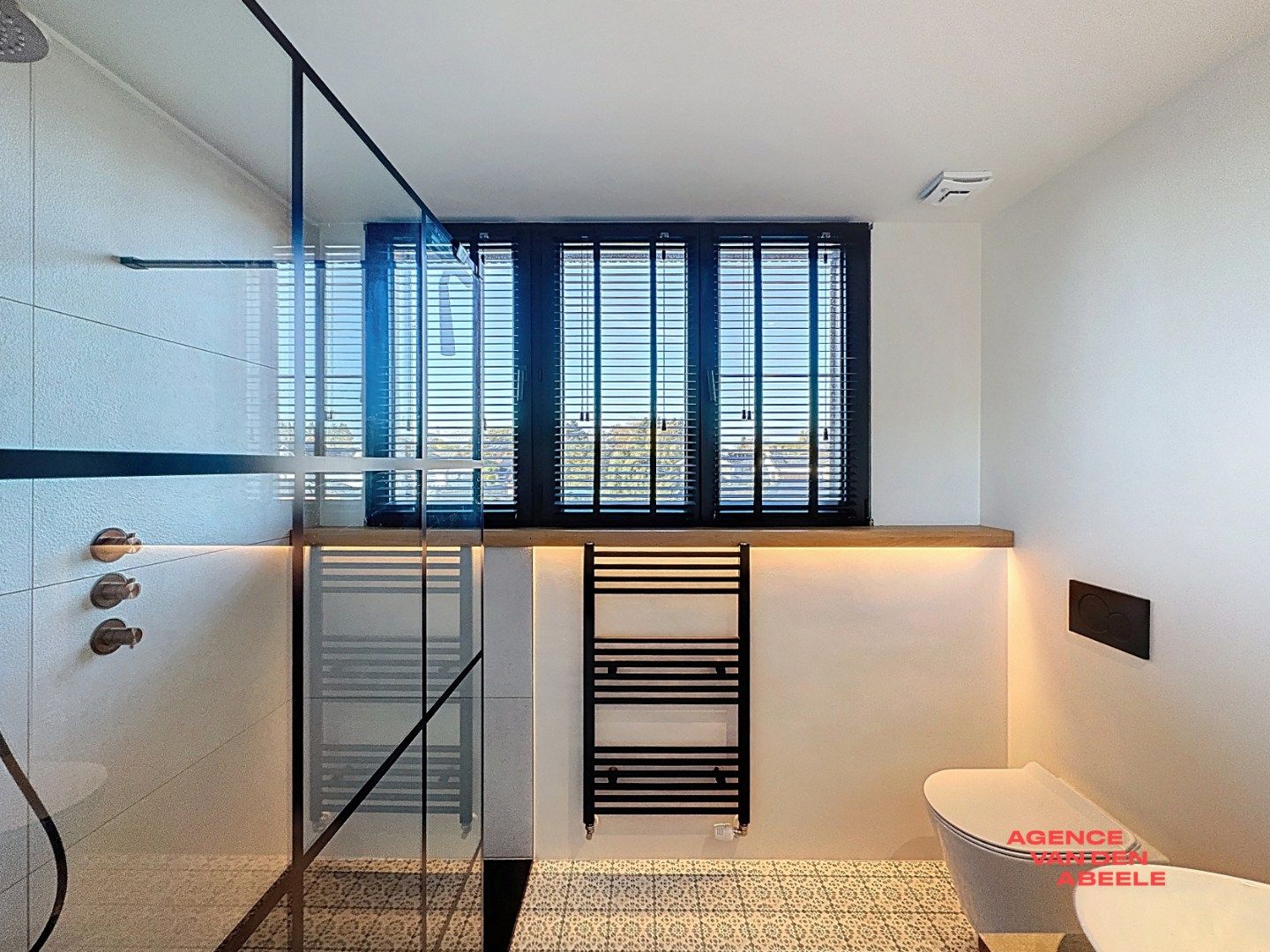 Ruime alleenstaande villa met grote tuin en veranda foto 11