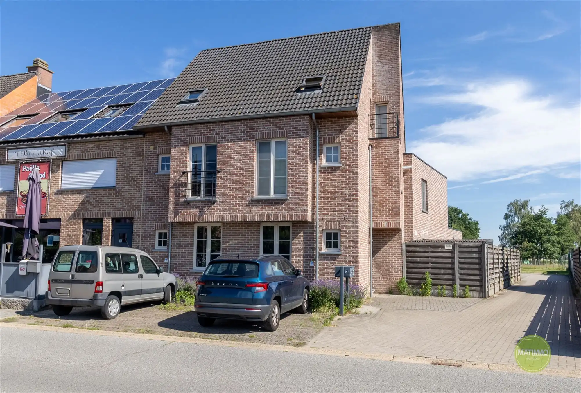 Instapklaar gelijkvloers appartement met autostaanplaats  foto {{pictureIndex}}