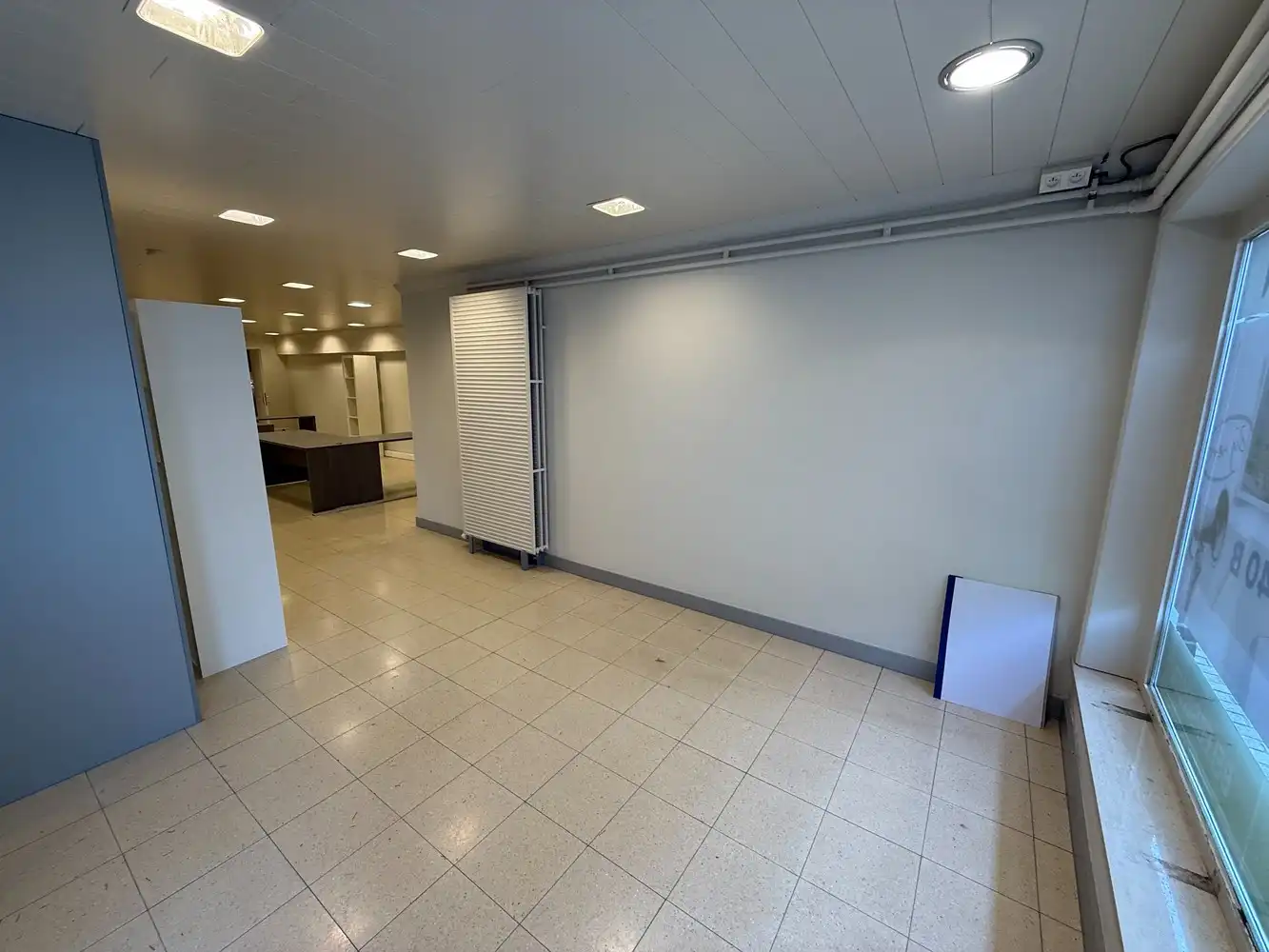 Kantoorruimte/ handelspand te huur – vlot bereikbaar en uitstekend zichtbaar! foto 3