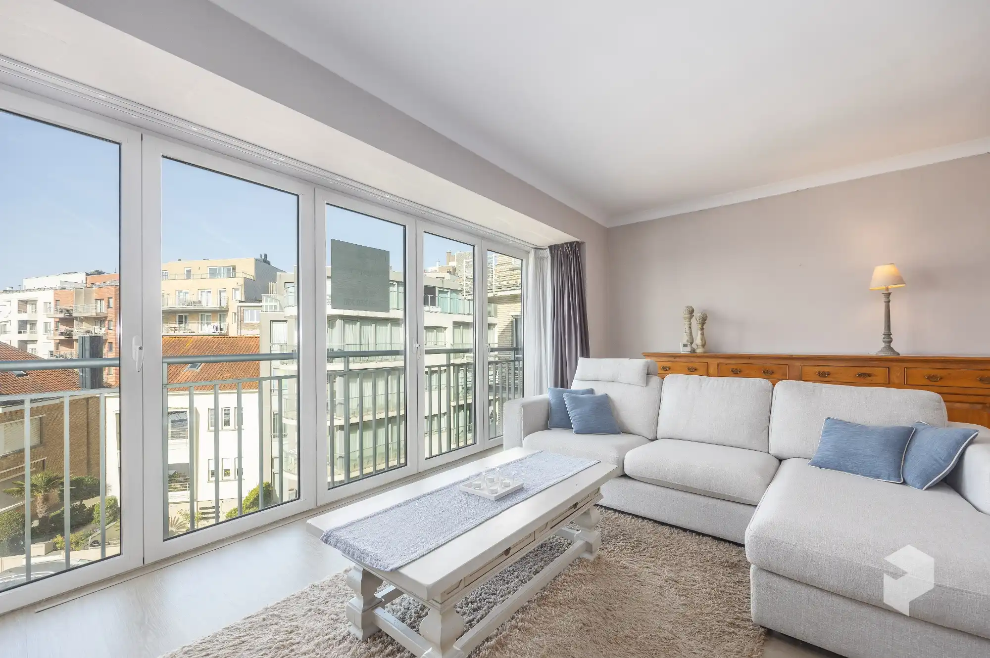 Goed gelegen ruim vernieuwd 2 slaapkamer appartement met terras en grote berging. foto 9