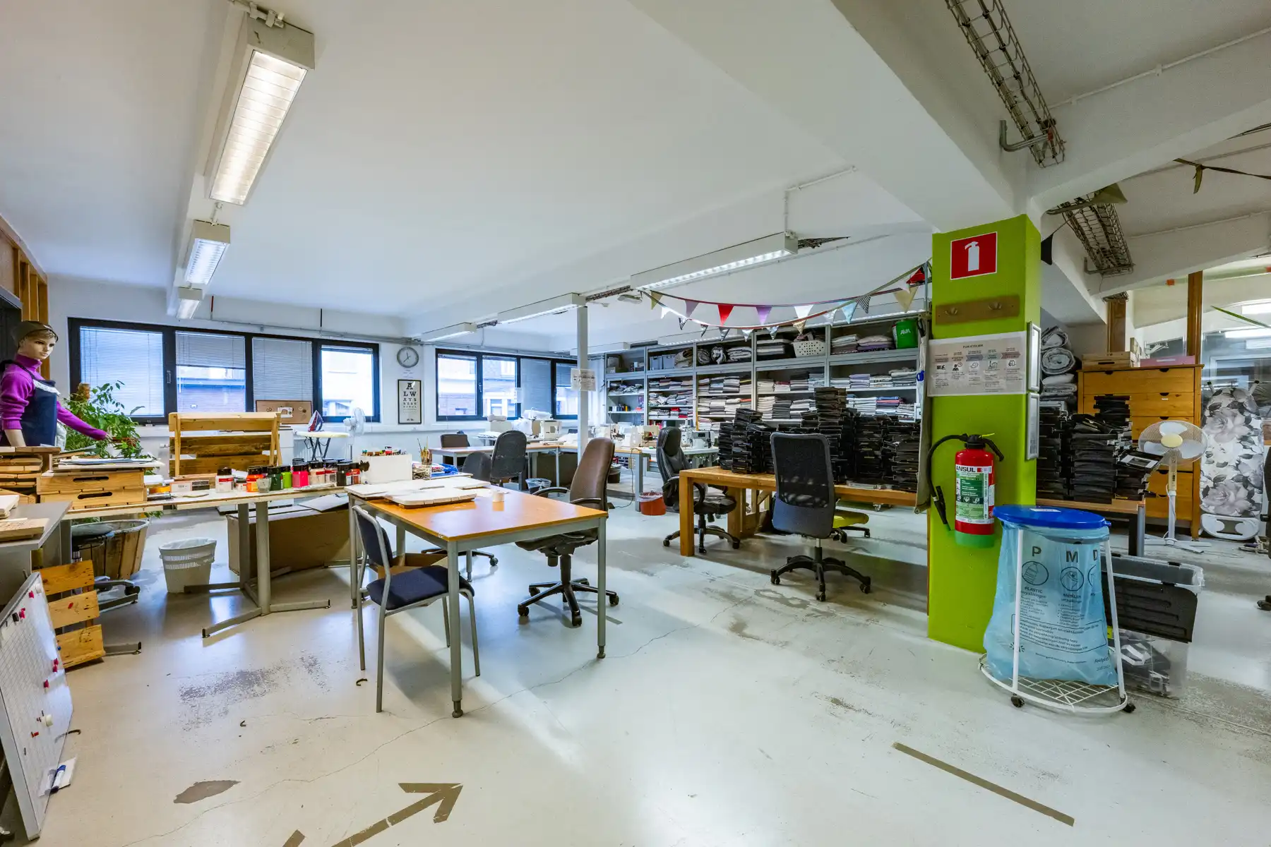 Ruim en veelzijdig bedrijfspand met parking en opslag foto 30