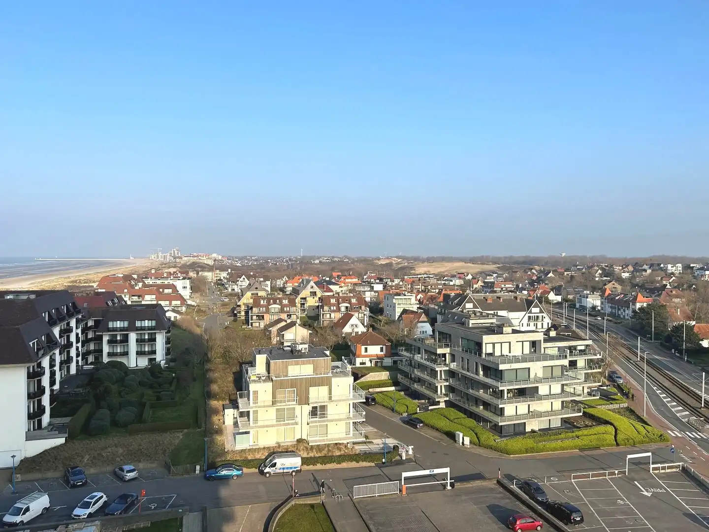 Gerenoveerde studio op de 10de verdieping met prachtig open zicht! foto 3