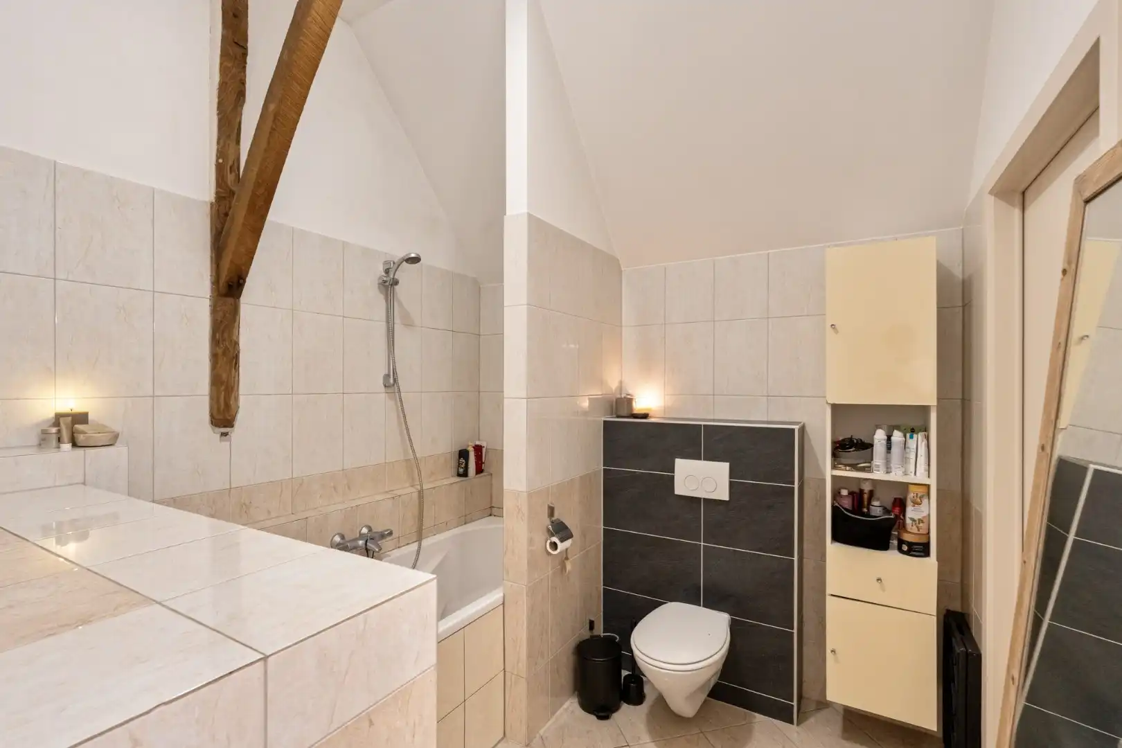 Comfortabel duplex appartement op de 3de en 4de verdieping van een kleinschalige residentie op een steenworp van de historische markt!  foto 22