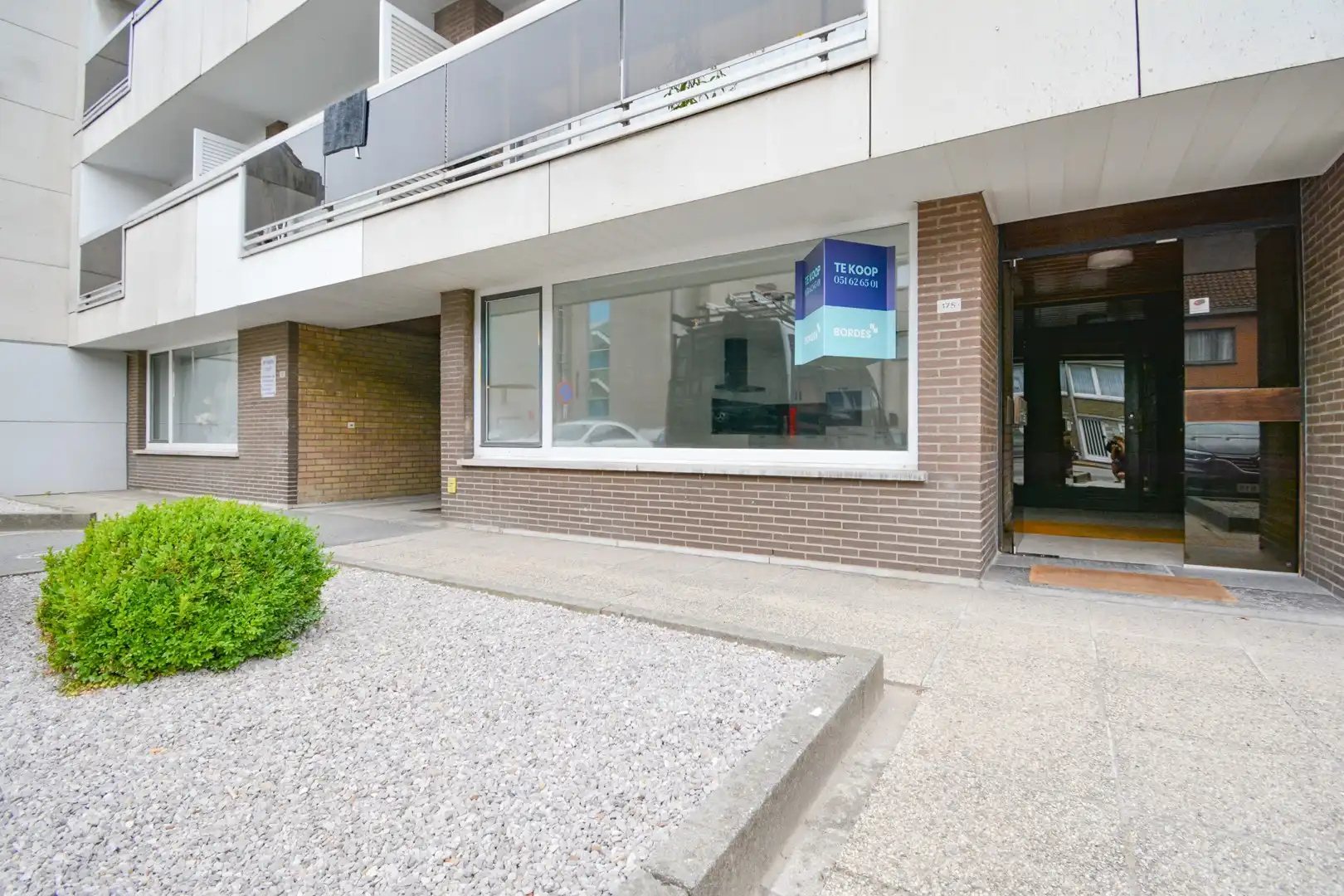 Instapklaar gelijkvloers appartement met garage te Roeselare foto {{pictureIndex}}